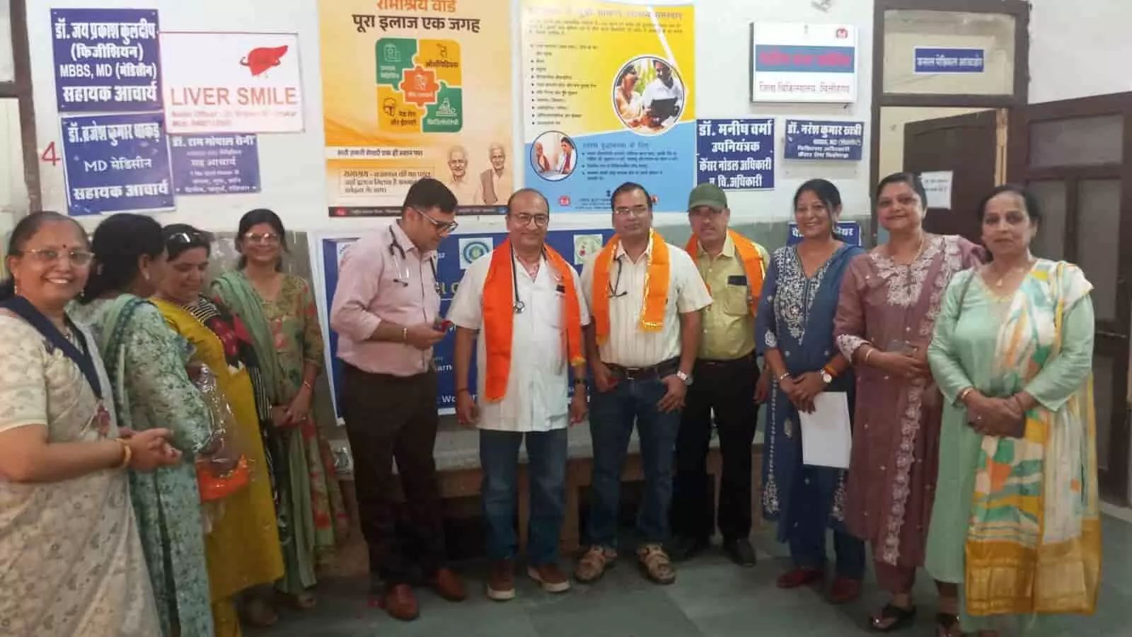 इनरव्हील क्लब की सदस्याएं चित्तौड़गढ़ के सरकारी अस्पताल में चिकित्सकों को सम्मानित कर रही हैं।