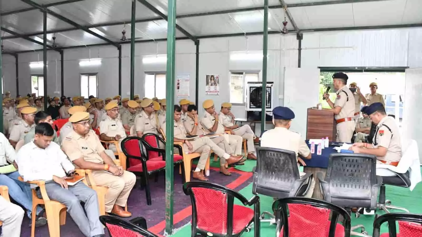 सवाई माधोपुर पुलिस लाइन में आयोजित सभा में पुलिस अधिकारी महिला सुरक्षा पर चर्चा कर रहे हैं। सवाई माधोपुर पुलिस लाइन में आयोजित सभा में पुलिस अधिकारी महिला सुरक्षा पर चर्चा कर रहे हैं।
