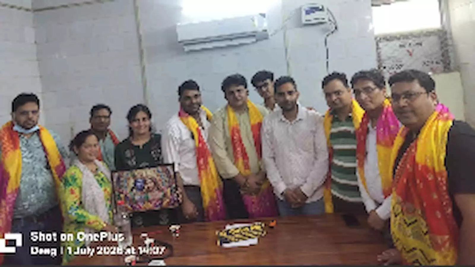 डीग में चिकित्सकों को सम्मानित करते भाजपा युवा मोर्चा के पदाधिकारी और चिकित्सक।