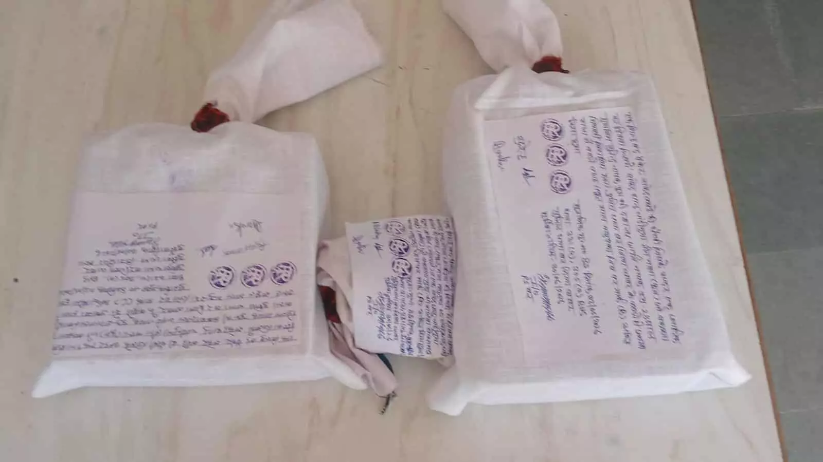 मेज पर रखे पुलिस द्वारा बरामद चोरी के सामान के सीलबंद पैकेट। मेज पर रखे पुलिस द्वारा बरामद चोरी के सामान के सीलबंद पैकेट।