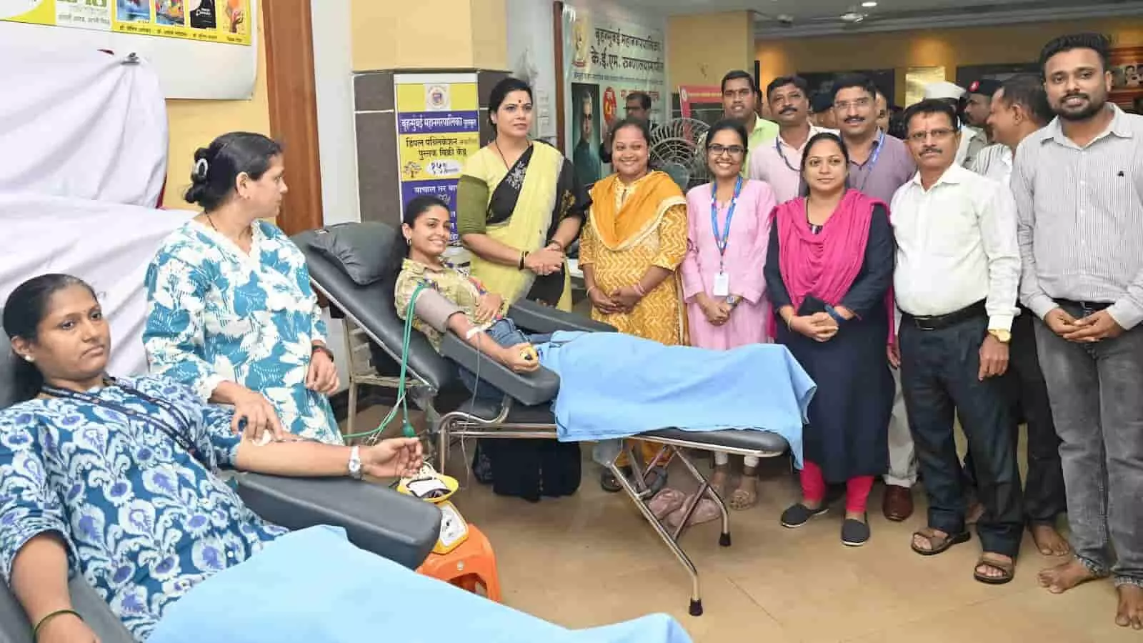 बई के बीएमसी मुख्यालय में आयोजित रक्तदान शिविर के दौरान मेयर रितू तावडे और अन्य उपस्थित लोग।