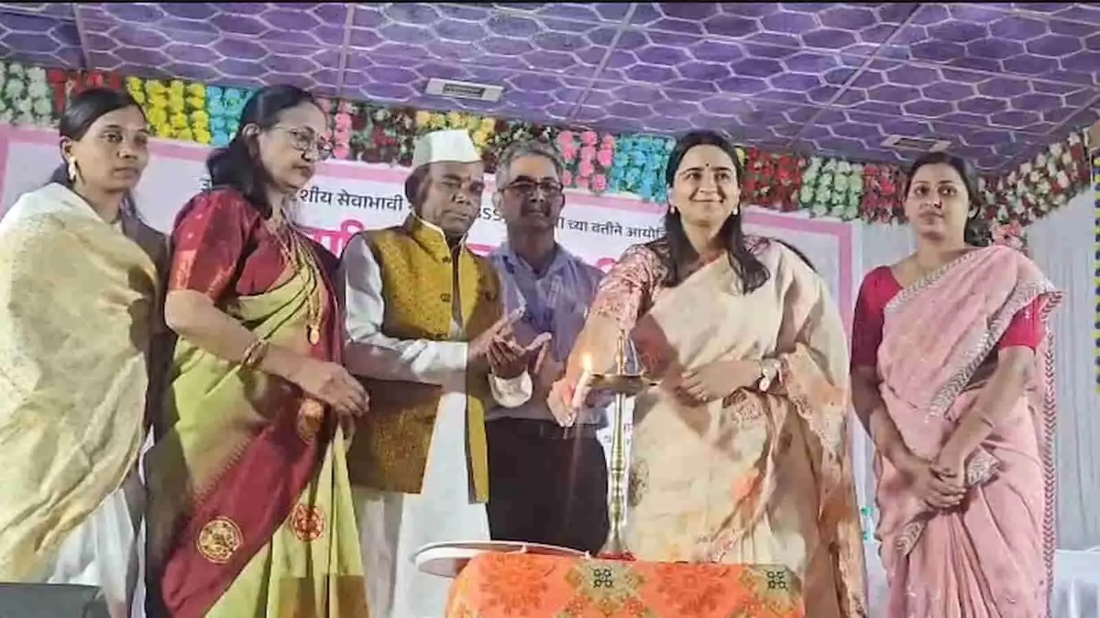 जालना येथे हिरकणी महोत्सवाचे उद्घाटन करताना जिल्हाधिकारी आशिमा मित्तल आणि उपस्थित मान्यवर.