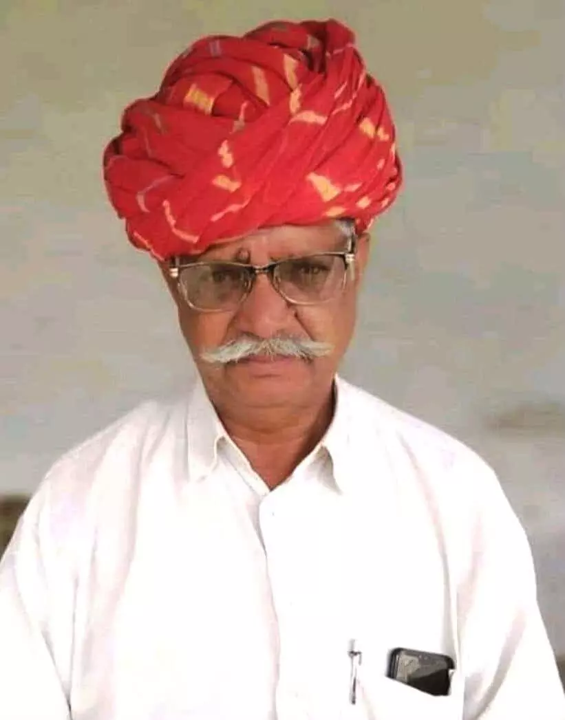लाल साफा पहने एक व्यक्ति भीलवाड़ा में संगठन की नई जिम्मेदारी संभाल रहे हैं।