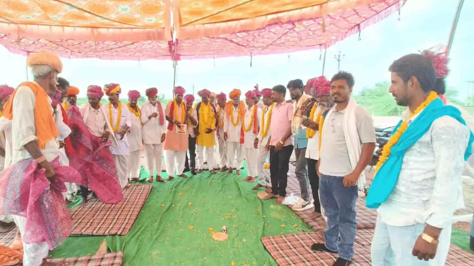 चांदरास में जोगी समाज के लोग सामाजिक सुधार की बैठक में चर्चा करते हुए।