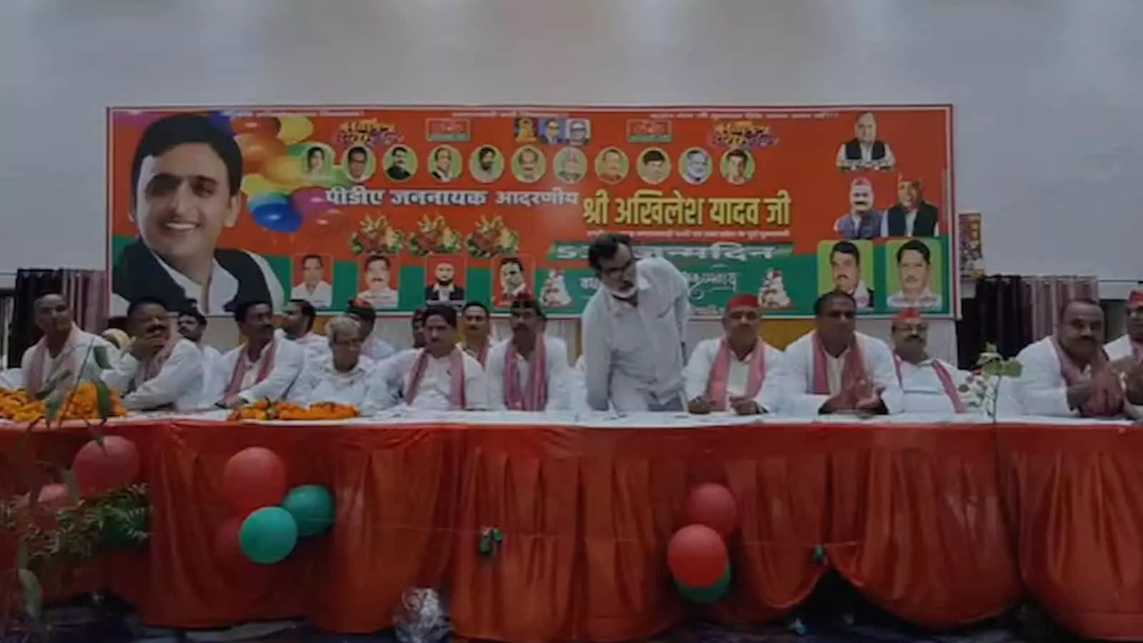 समाजवादी पार्टी के नेता एटा में आयोजित एक कार्यक्रम के दौरान मंच पर बैठे हैं। समाजवादी पार्टी के नेता एटा में आयोजित एक कार्यक्रम के दौरान मंच पर बैठे हैं।