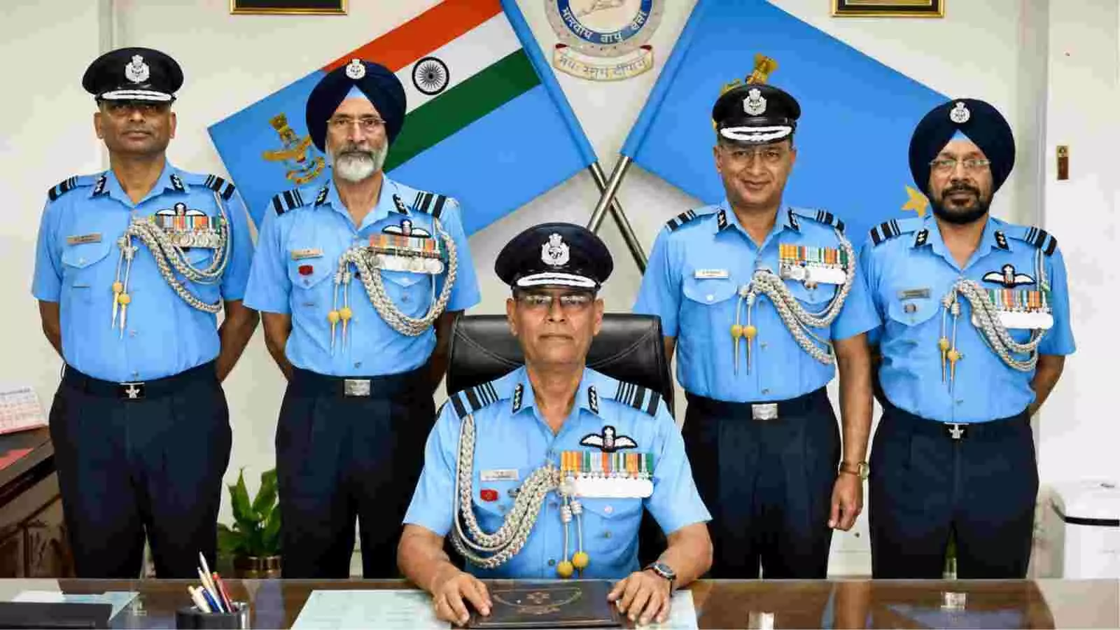 दक्षिणी वायु कमान मुख्यालय में एयर मार्शल जसवीर सिंह मान और वायुसेना के अन्य वरिष्ठ अधिकारी। दक्षिणी वायु कमान मुख्यालय में एयर मार्शल जसवीर सिंह मान और वायुसेना के अन्य वरिष्ठ अधिकारी।