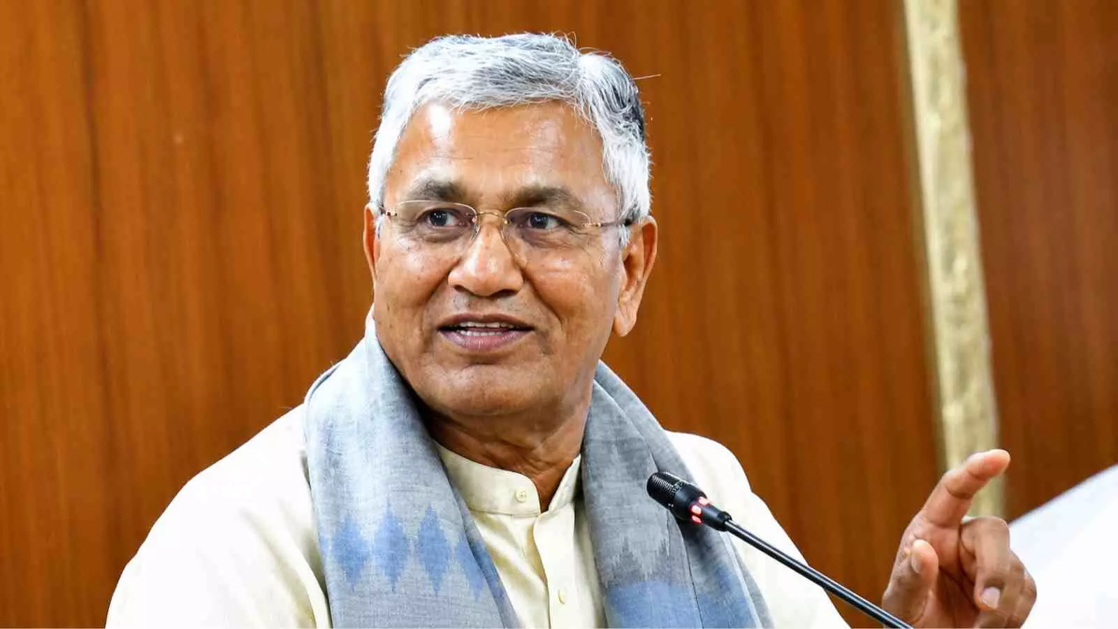 पोडियम के सामने माइक्रोफोन पर बोलते हुए समिति के अध्यक्ष पीपी चौधरी नई दिल्ली। पोडियम के सामने माइक्रोफोन पर बोलते हुए समिति के अध्यक्ष पीपी चौधरी नई दिल्ली।