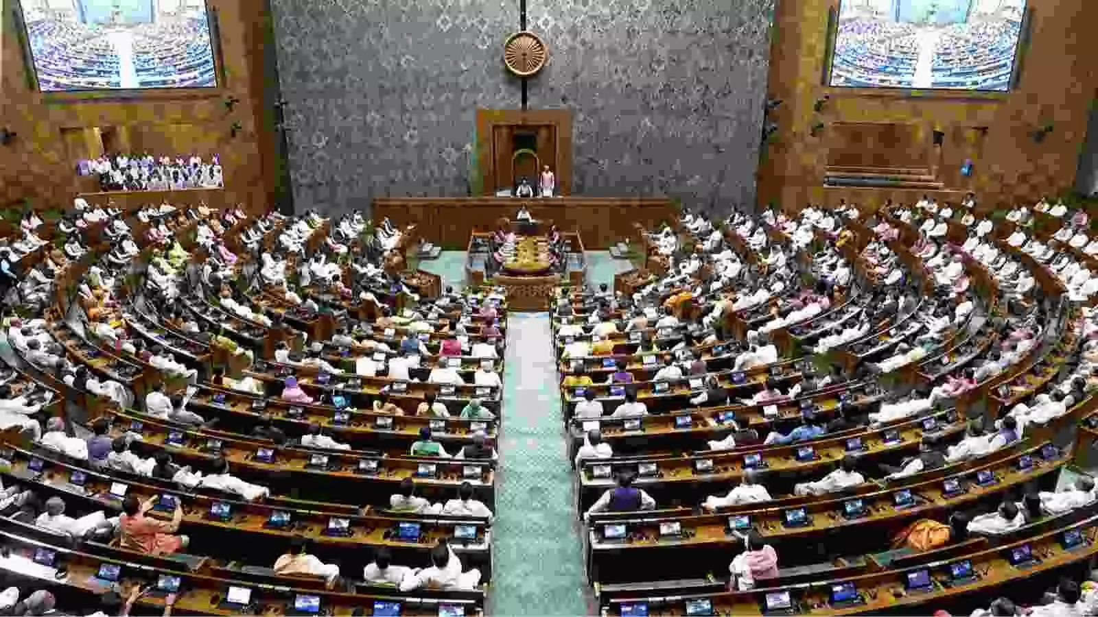 लोकसभा में बैठे हुए सांसद, संसद भवन दिल्ली में विधायी कार्य के दौरान। लोकसभा में बैठे हुए सांसद, संसद भवन दिल्ली में विधायी कार्य के दौरान।