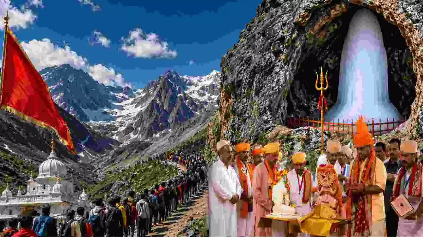 पवित्र अमरनाथ यात्रा के दौरान जम्मू से रवाना होते हुए तीर्थयात्री और श्रद्धालु। पवित्र अमरनाथ यात्रा के दौरान जम्मू से रवाना होते हुए तीर्थयात्री और श्रद्धालु।