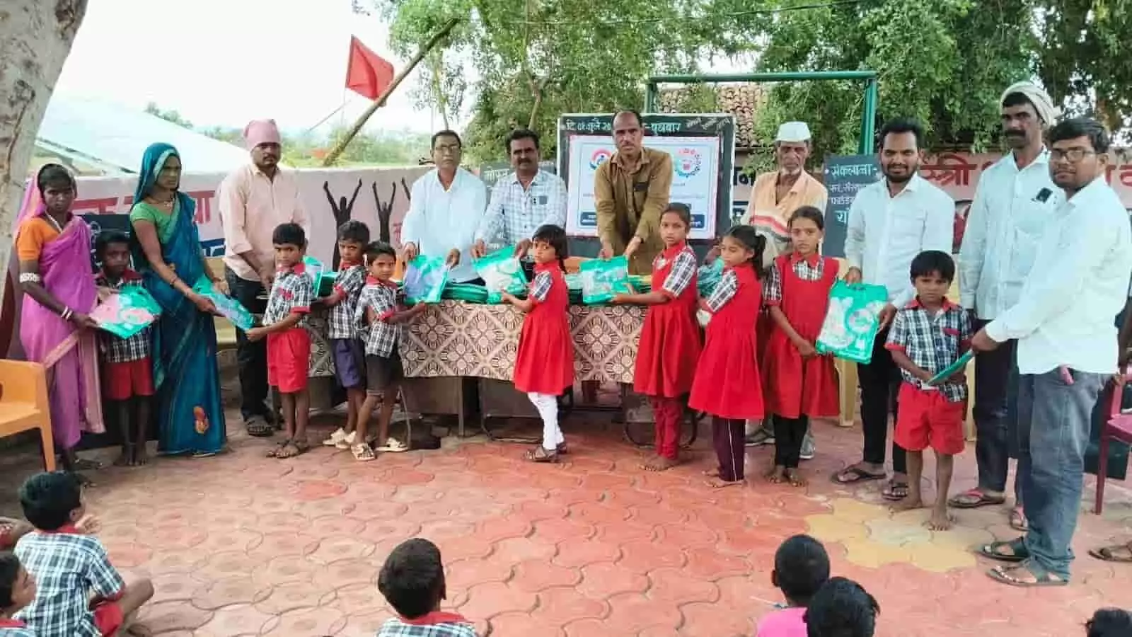 विद्यार्थियों और शिक्षकों के साथ सकऱ्यापाडा स्कूल में आयोजित रेनकोट वितरण कार्यक्रम। विद्यार्थियों और शिक्षकों के साथ सकऱ्यापाडा स्कूल में आयोजित रेनकोट वितरण कार्यक्रम।