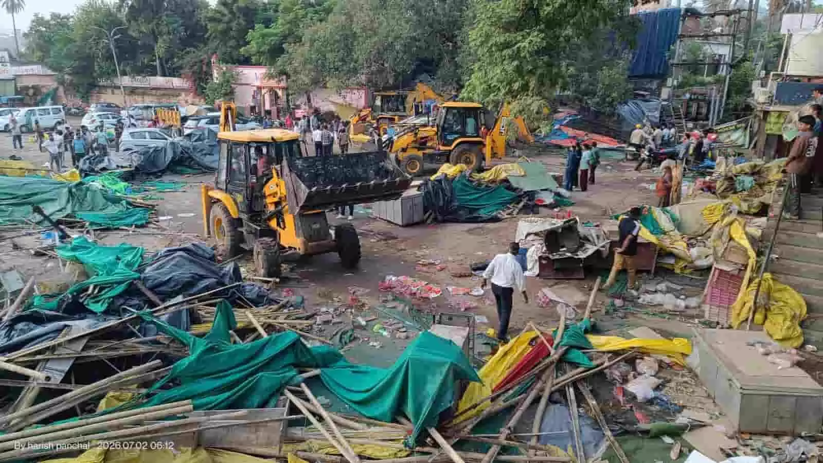 माउंट आबू में नक्की लेक के पास अतिक्रमण हटाने की कार्रवाई में जेसीबियां दिख रही हैं। माउंट आबू में नक्की लेक के पास अतिक्रमण हटाने की कार्रवाई में जेसीबियां दिख रही हैं।