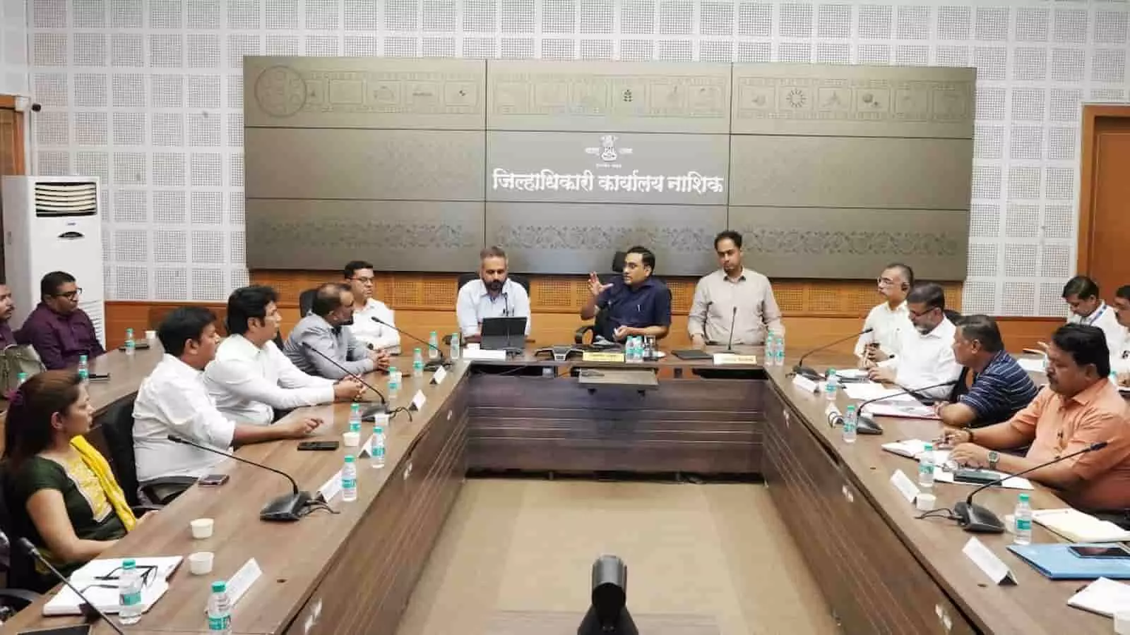 नाशिक जिला कार्यालय में अधिकारियों की बैठक में कुंभ मेला नियोजन पर चर्चा। नाशिक जिला कार्यालय में अधिकारियों की बैठक में कुंभ मेला नियोजन पर चर्चा।