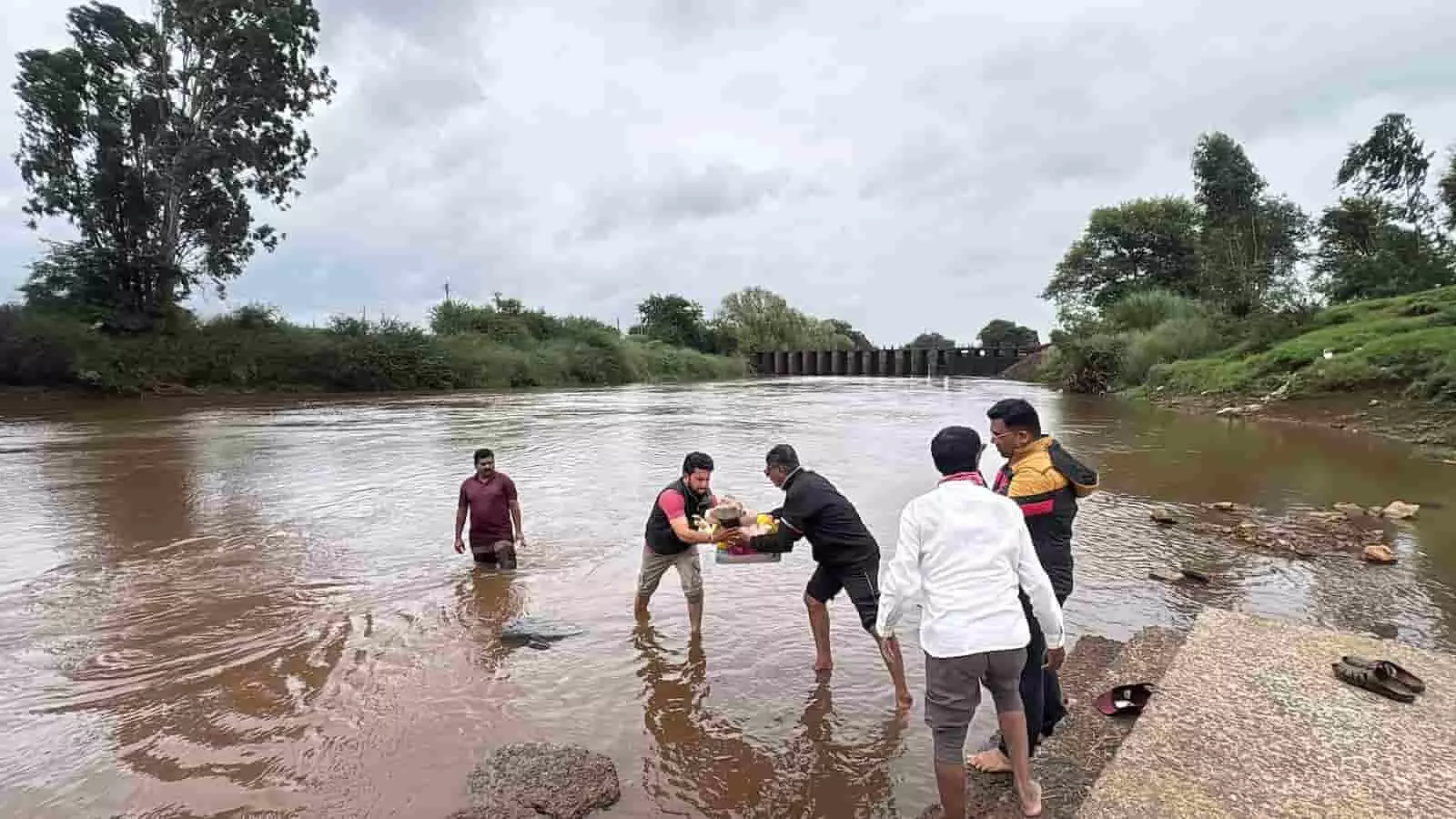 मुरगूड में वेदगंगा नदी घाट पर युवा नदी में मिली प्रतिमा को ले जा रहे हैं। मुरगूड में वेदगंगा नदी घाट पर युवा नदी में मिली प्रतिमा को ले जा रहे हैं।