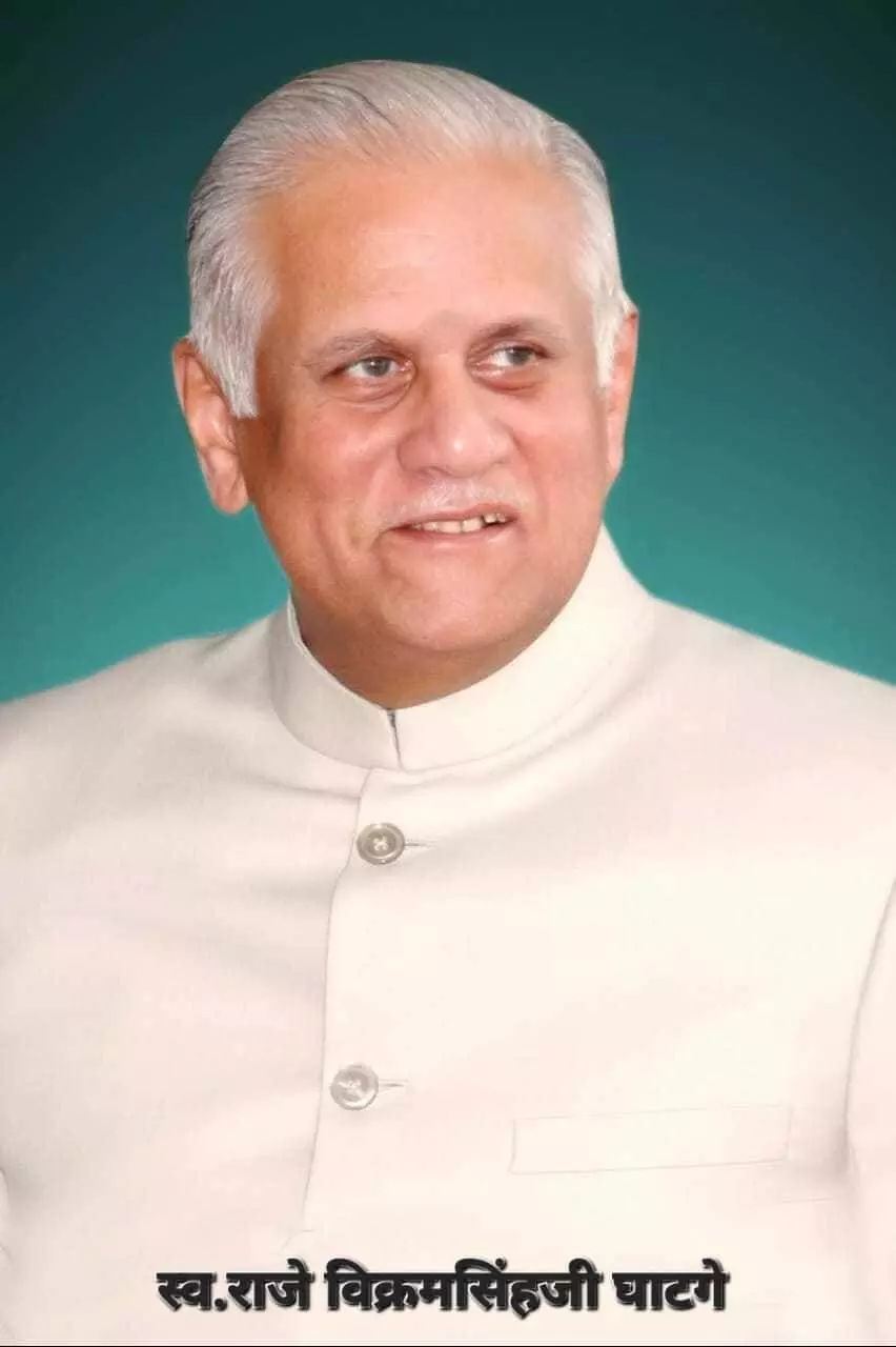 स्व. राजे विक्रमसिंह घाटगे की तस्वीर, जिनके नाम पर आदर्श पुरस्कार दिया जाता है। स्व. राजे विक्रमसिंह घाटगे की तस्वीर, जिनके नाम पर आदर्श पुरस्कार दिया जाता है।