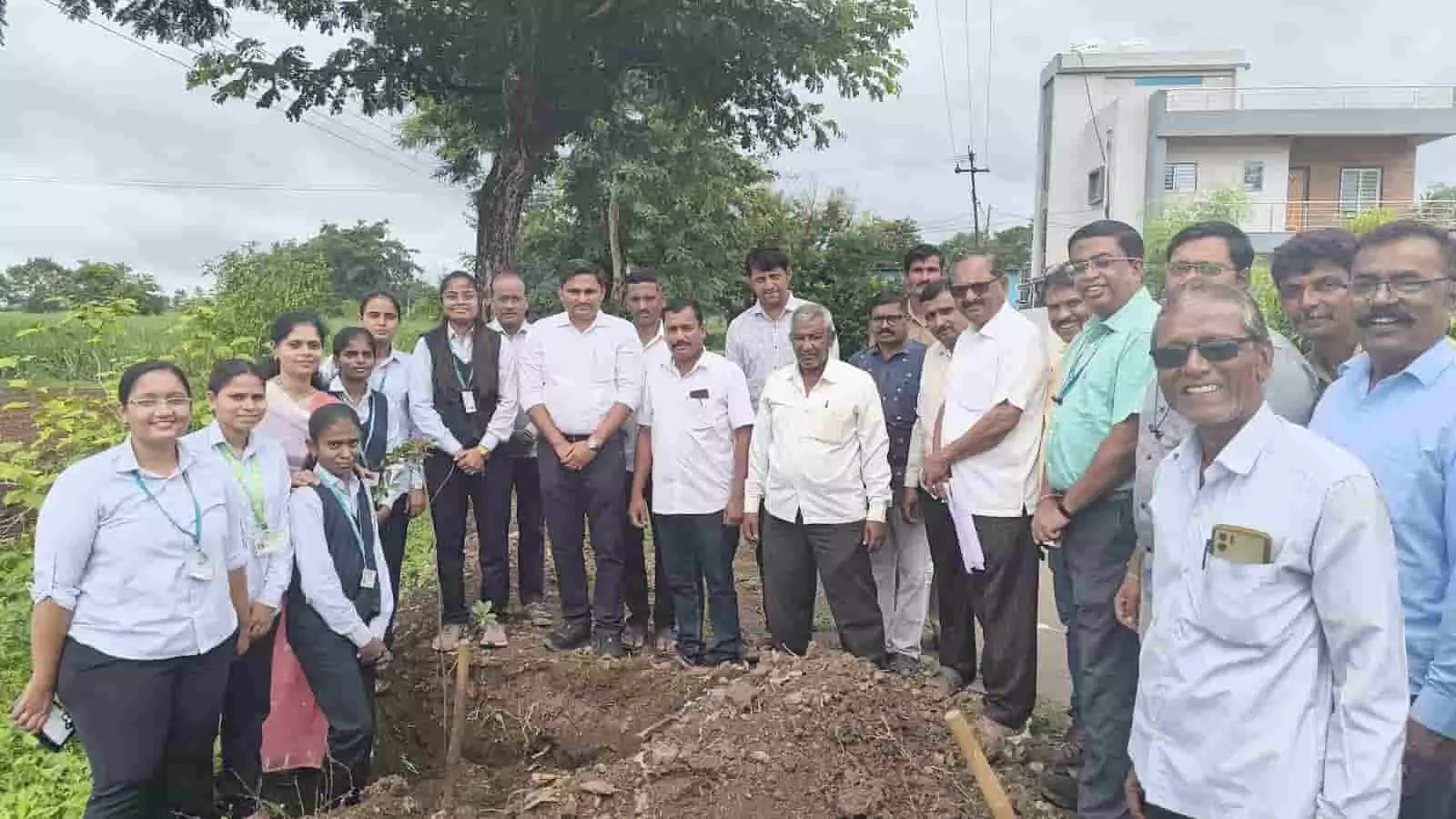 : सिद्धनेर्ली में वृक्षारोपण करते हुए कृषि छात्राएं, तहसीलदार और अन्य स्थानीय जनप्रतिनिधि मौजूद हैं। : सिद्धनेर्ली में वृक्षारोपण करते हुए कृषि छात्राएं, तहसीलदार और अन्य स्थानीय जनप्रतिनिधि मौजूद हैं।