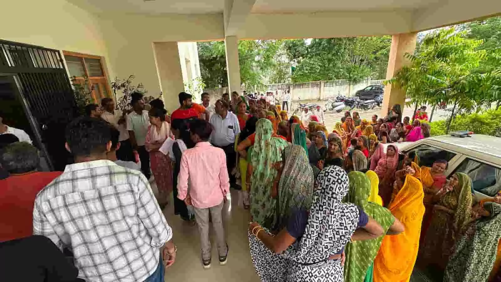 तस्वीर में उपखंड अधिकारी कार्यालय परिसर में विरोध प्रदर्शन के लिए एकत्रित हुई भीड़ दिखाई दे रही है। तस्वीर में उपखंड अधिकारी कार्यालय परिसर में विरोध प्रदर्शन के लिए एकत्रित हुई भीड़ दिखाई दे रही है।