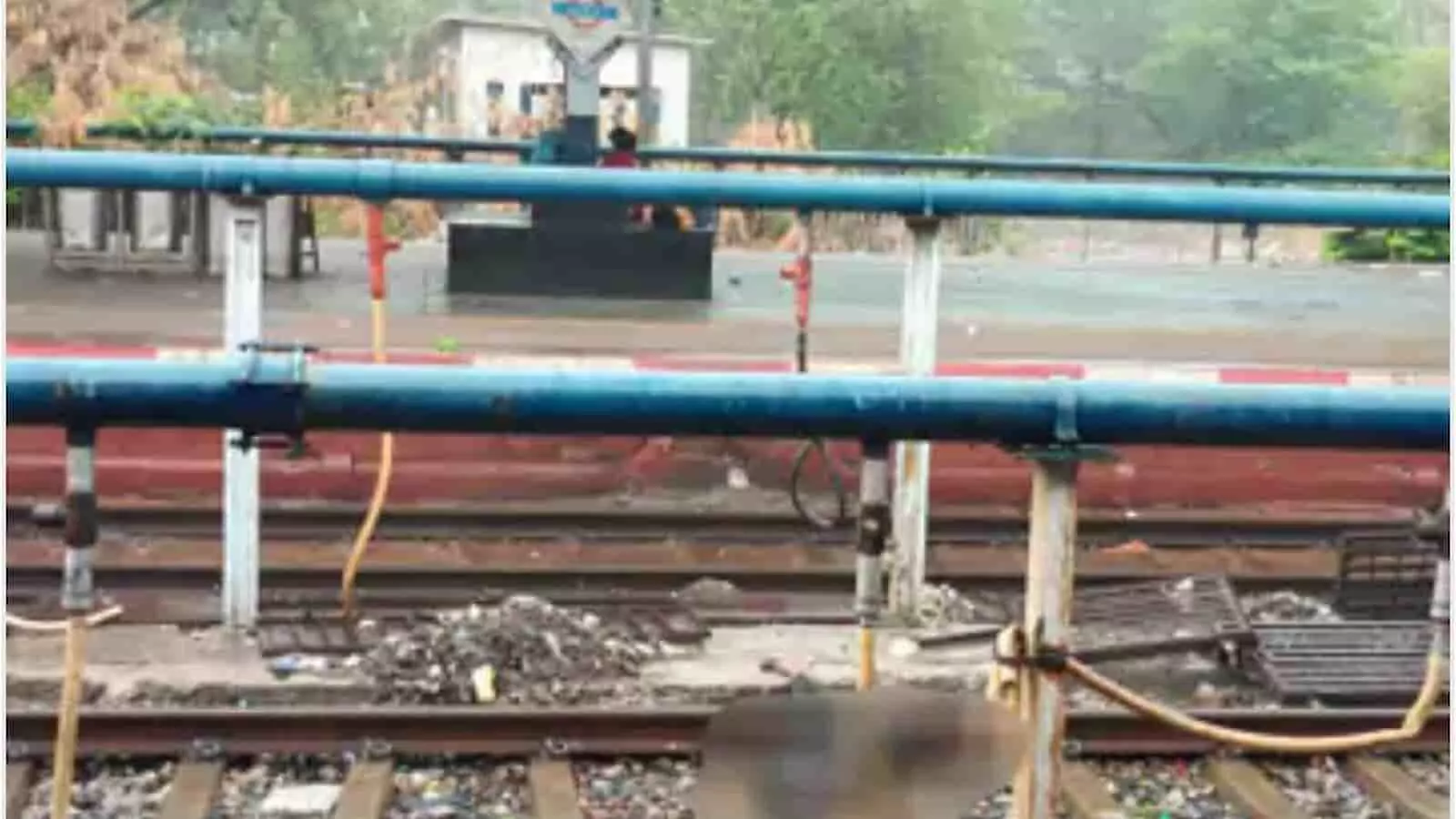 तस्वीर में कटनी रेलवे स्टेशन पर खाली रेलवे ट्रैक और प्लेटफॉर्म का दृश्य दुर्घटना के संदर्भ में है।