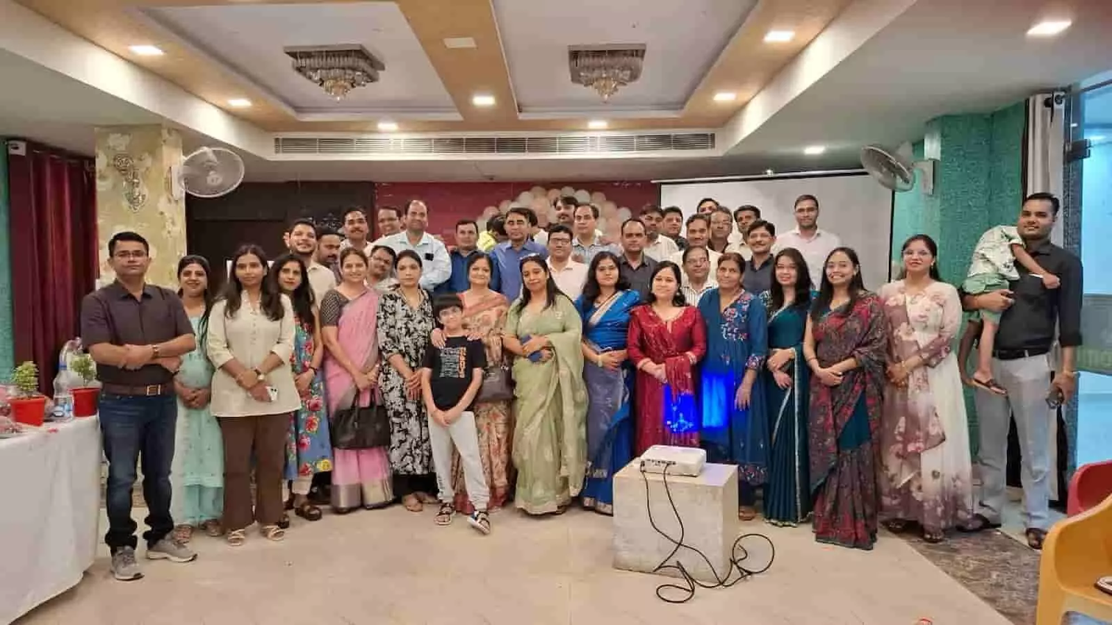 तस्वीर में राष्ट्रीय डॉक्टर्स डे समारोह के दौरान सभागार में एक साथ खड़े कई पुरुष और महिला चिकित्सक दिख रहे हैं। तस्वीर में राष्ट्रीय डॉक्टर्स डे समारोह के दौरान सभागार में एक साथ खड़े कई पुरुष और महिला चिकित्सक दिख रहे हैं।
