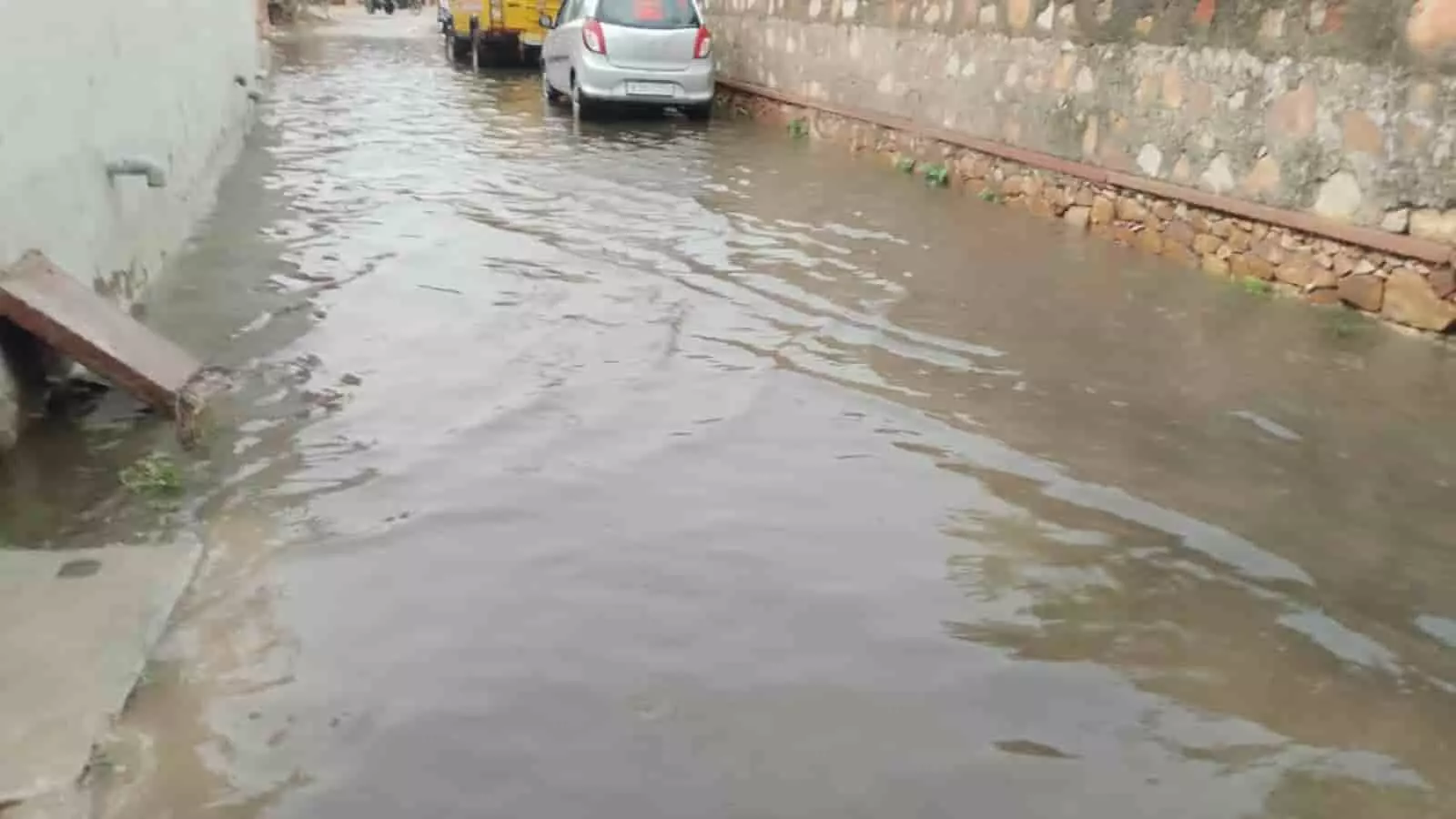भुसावर की एक गली में बारिश के बाद सड़क पर हुआ जलभराव। भुसावर की एक गली में बारिश के बाद सड़क पर हुआ जलभराव।