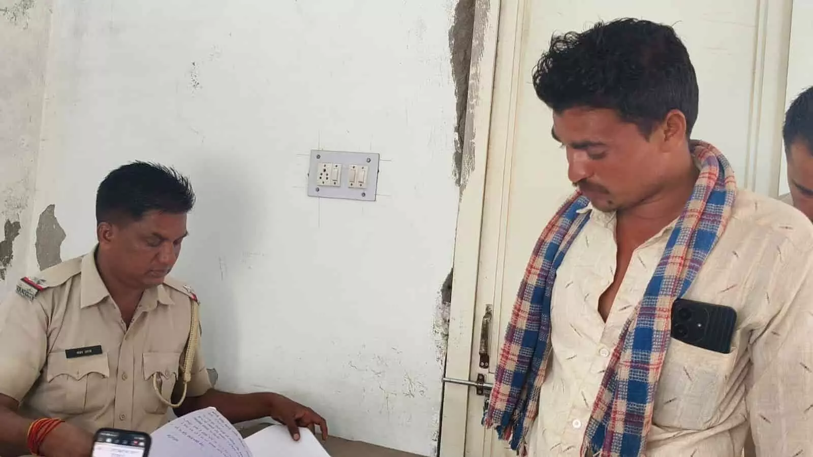 सरकारी कागजात देखते हुए पुलिस अधिकारी और युवक सुहागपुरा में रिपोर्ट दर्ज कराते हुए। सरकारी कागजात देखते हुए पुलिस अधिकारी और युवक सुहागपुरा में रिपोर्ट दर्ज कराते हुए।