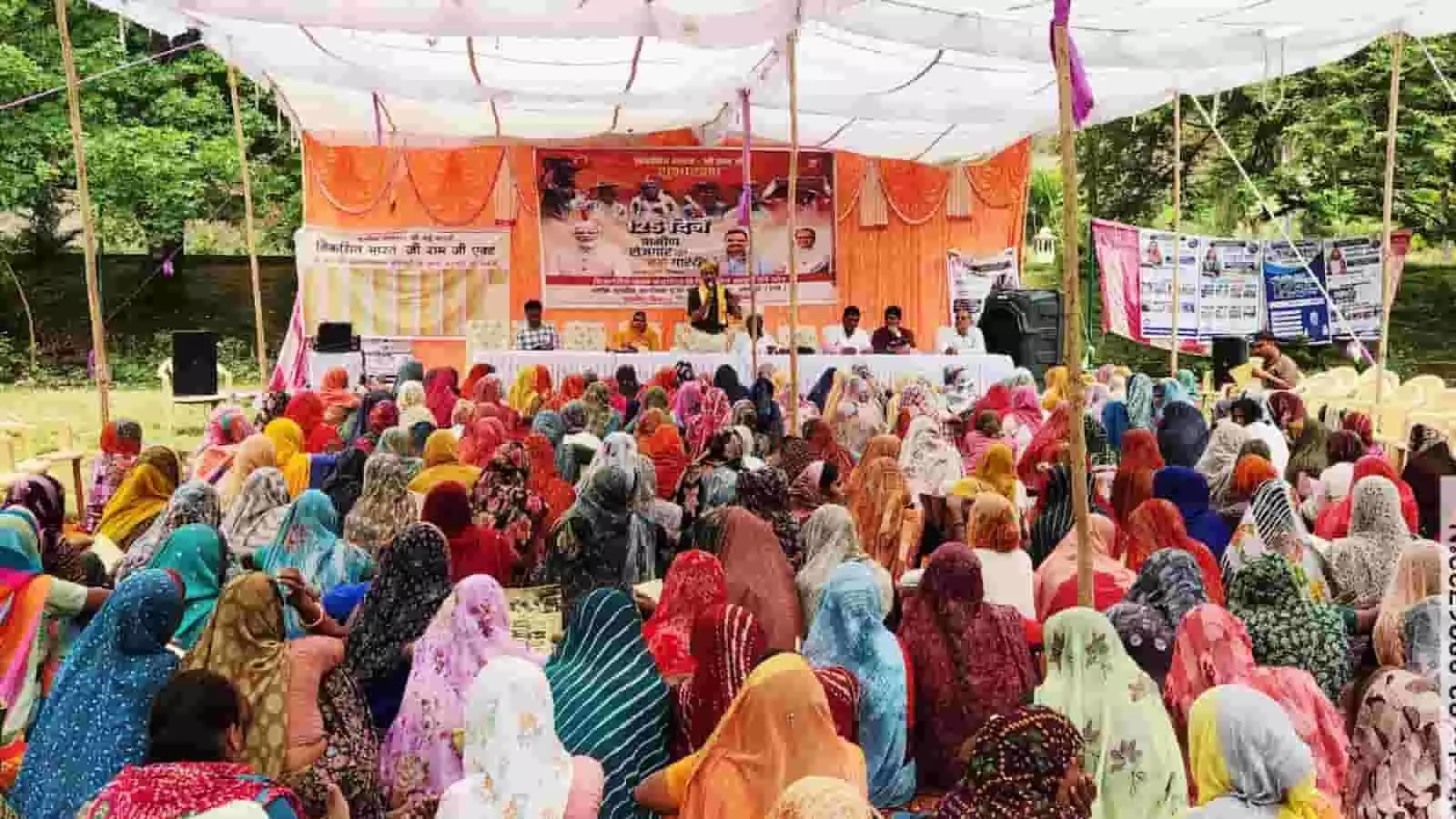 तस्वीर में खेरवाड़ा के गोदावरी उद्यान में आयोजित वीबी रामजी योजना के उद्घाटन समारोह के दौरान टेंट के नीचे बैठी ग्रामीण महिलाएं और मंच पर मौजूद वक्ता दिख रहे हैं। तस्वीर में खेरवाड़ा के गोदावरी उद्यान में आयोजित वीबी रामजी योजना के उद्घाटन समारोह के दौरान टेंट के नीचे बैठी ग्रामीण महिलाएं और मंच पर मौजूद वक्ता दिख रहे हैं।