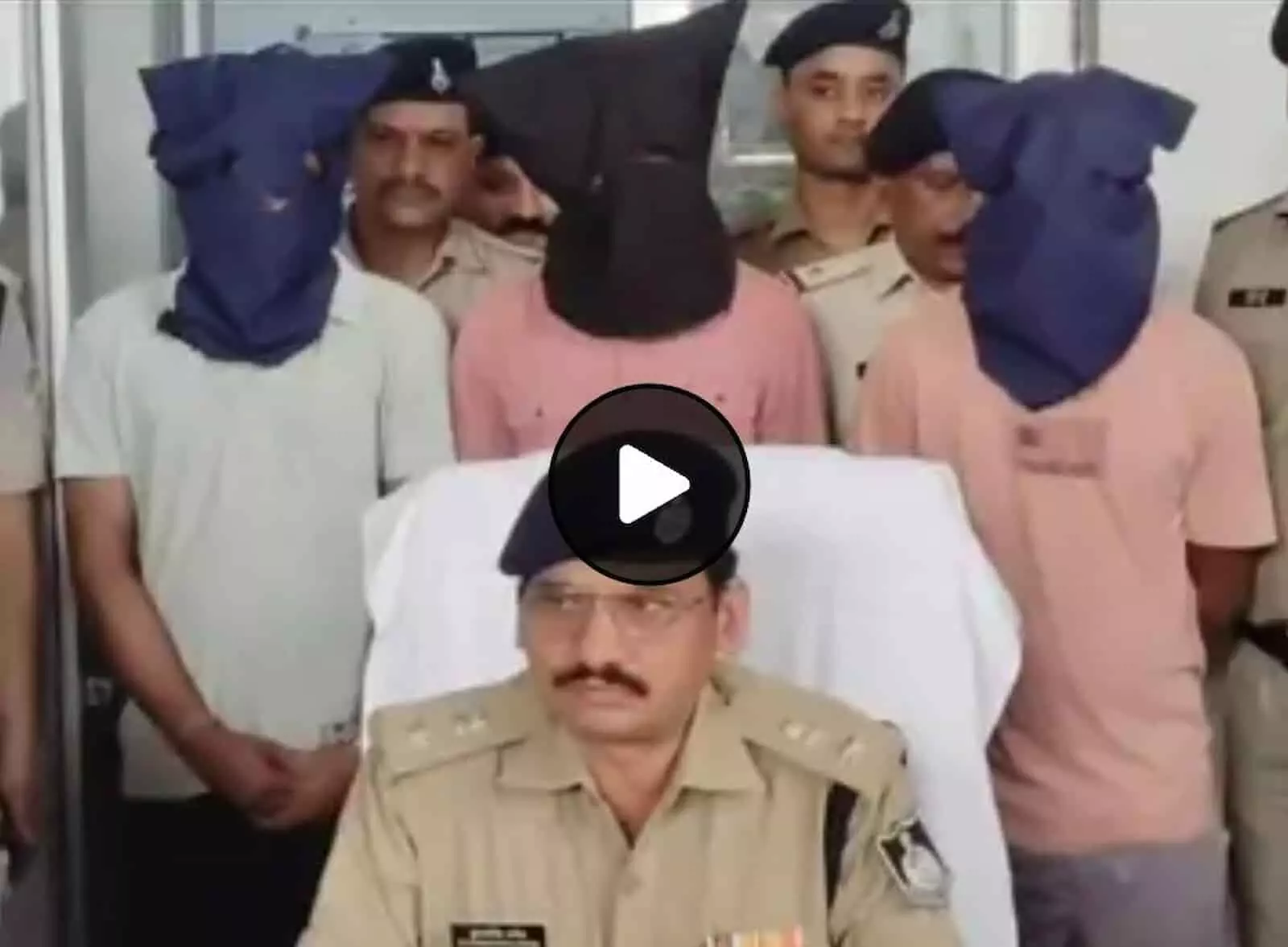 तस्वीर में जीआरपी थाना परिसर में पुलिस अधिकारियों के साथ हिरासत में खड़े नकाबपोश आरोपी दिख रहे हैं।