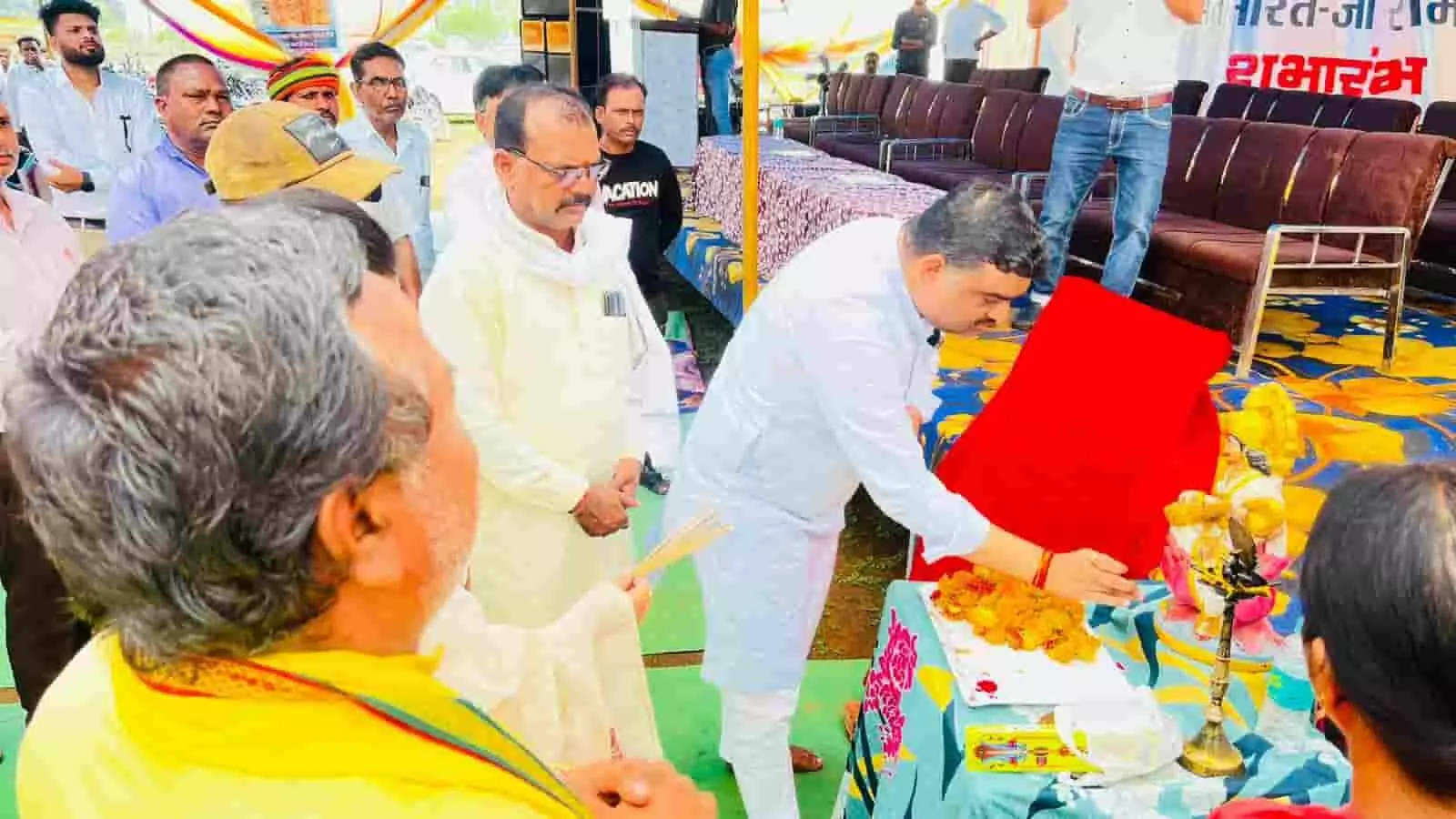 तस्वीर में विधायक प्रणय प्रभात पांडे बड़गांव में कार्यक्रम के दौरान दीप प्रज्वलन करते हुए।