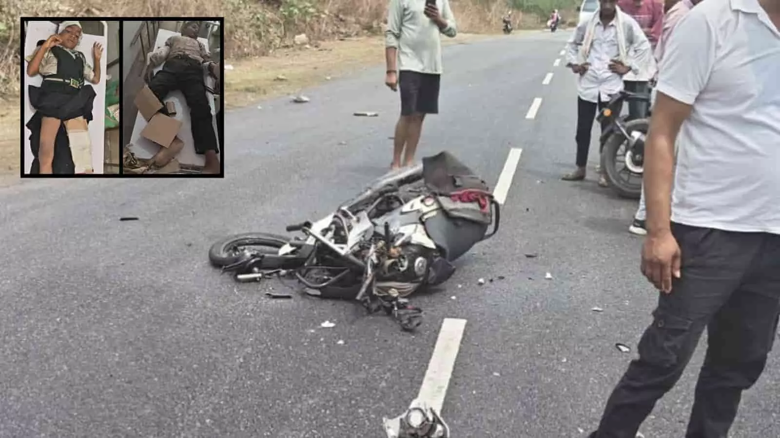 सड़क पर पड़ी क्षतिग्रस्त मोटरसाइकिल और अस्पताल में भर्ती दो घायल बच्चे। सड़क पर पड़ी क्षतिग्रस्त मोटरसाइकिल और अस्पताल में भर्ती दो घायल बच्चे।