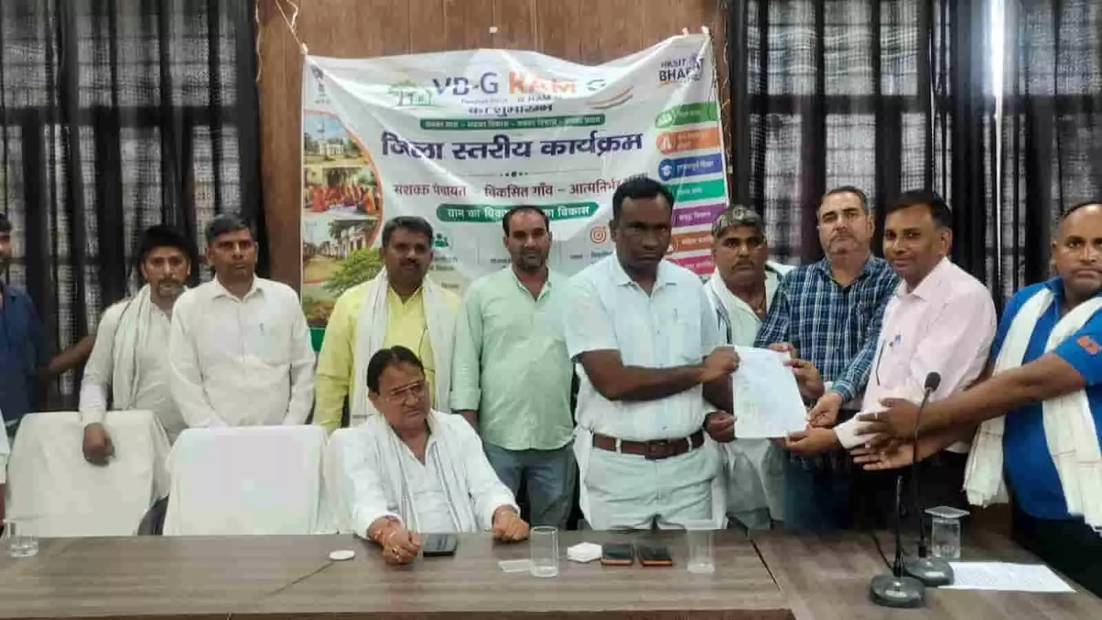 तस्वीर में पंचायतीराज विभाग के मंत्रालयिक कर्मचारी ब्लॉक विकास अधिकारी को ज्ञापन सौंपते हुए। तस्वीर में पंचायतीराज विभाग के मंत्रालयिक कर्मचारी ब्लॉक विकास अधिकारी को ज्ञापन सौंपते हुए।