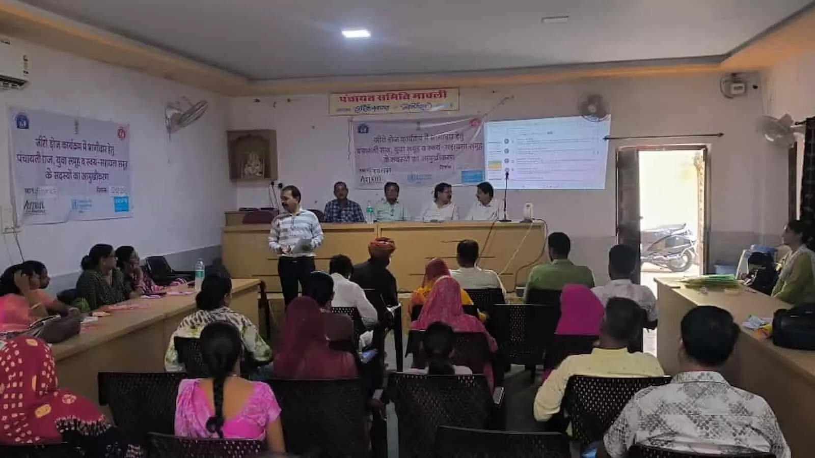 तस्वीर में मावली पंचायत समिति सभागार में टीकाकरण प्रशिक्षण कार्यशाला के दौरान उपस्थित लोग दिख रहे हैं। तस्वीर में मावली पंचायत समिति सभागार में टीकाकरण प्रशिक्षण कार्यशाला के दौरान उपस्थित लोग दिख रहे हैं।