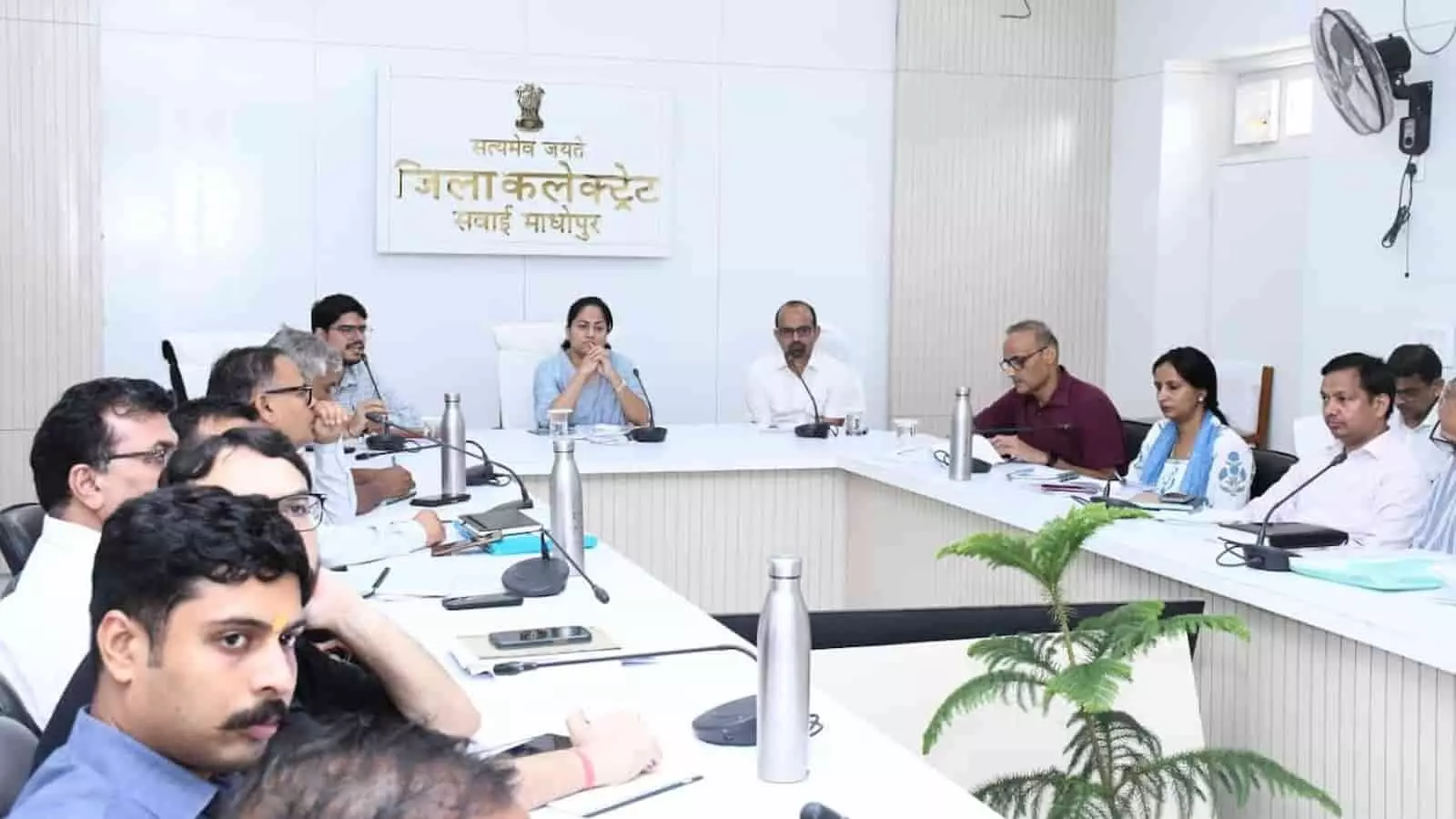 सवाई माधोपुर कलक्ट्रेट सभागार में अधिकारियों के साथ समीक्षा बैठक करतीं जिला प्रभारी सचिव। सवाई माधोपुर कलक्ट्रेट सभागार में अधिकारियों के साथ समीक्षा बैठक करतीं जिला प्रभारी सचिव।