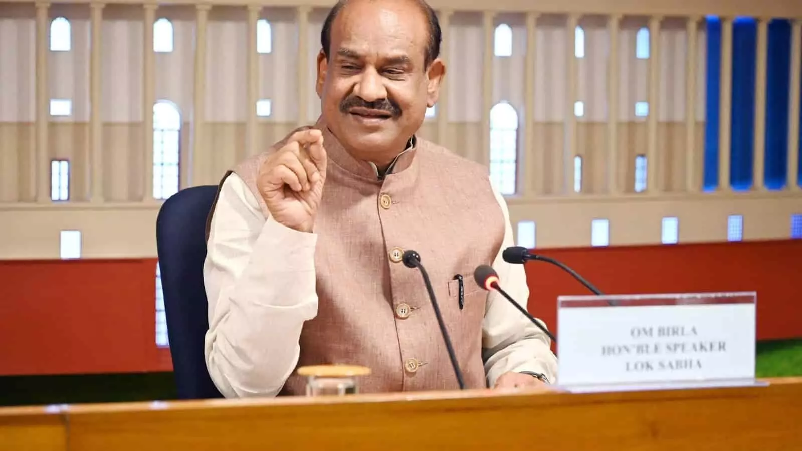 लोकसभा अध्यक्ष ओम बिरला एक कार्यक्रम के दौरान मंच पर संबोधित कर रहे हैं। लोकसभा अध्यक्ष ओम बिरला एक कार्यक्रम के दौरान मंच पर संबोधित कर रहे हैं।