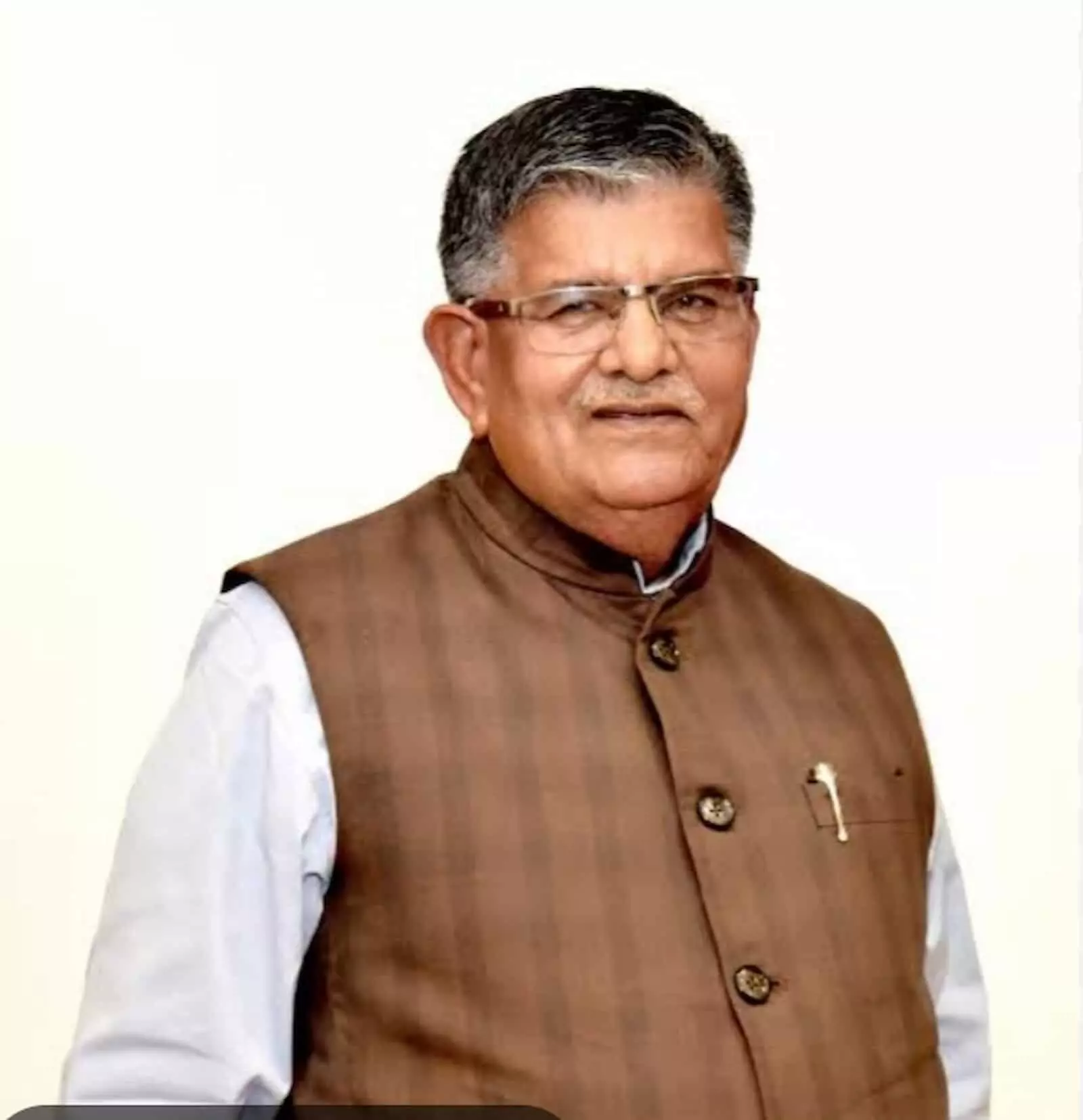 चश्मा और भूरी सदरी पहने मुस्कुराते हुए पंजाब के राज्यपाल गुलाबचंद कटारिया का पोर्ट्रेट चित्र। चश्मा और भूरी सदरी पहने मुस्कुराते हुए पंजाब के राज्यपाल गुलाबचंद कटारिया का पोर्ट्रेट चित्र।