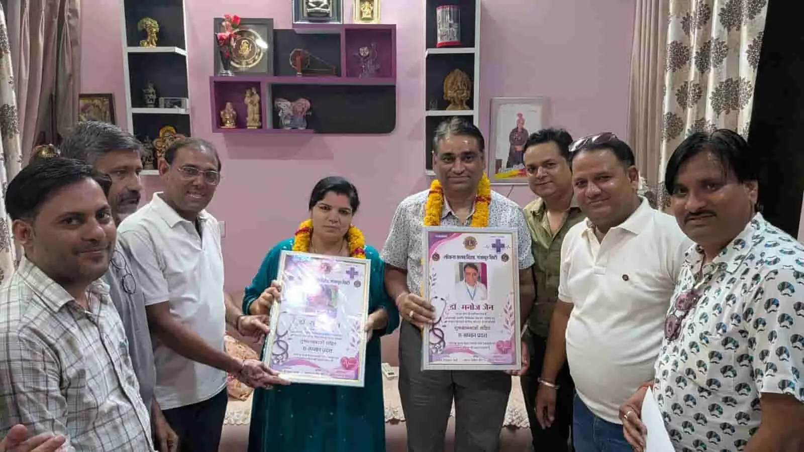 तस्वीर में लायंस क्लब दिशा के सदस्य गंगापुर सिटी में डॉक्टरों को सम्मान पत्र भेंट करते हुए। तस्वीर में लायंस क्लब दिशा के सदस्य गंगापुर सिटी में डॉक्टरों को सम्मान पत्र भेंट करते हुए।