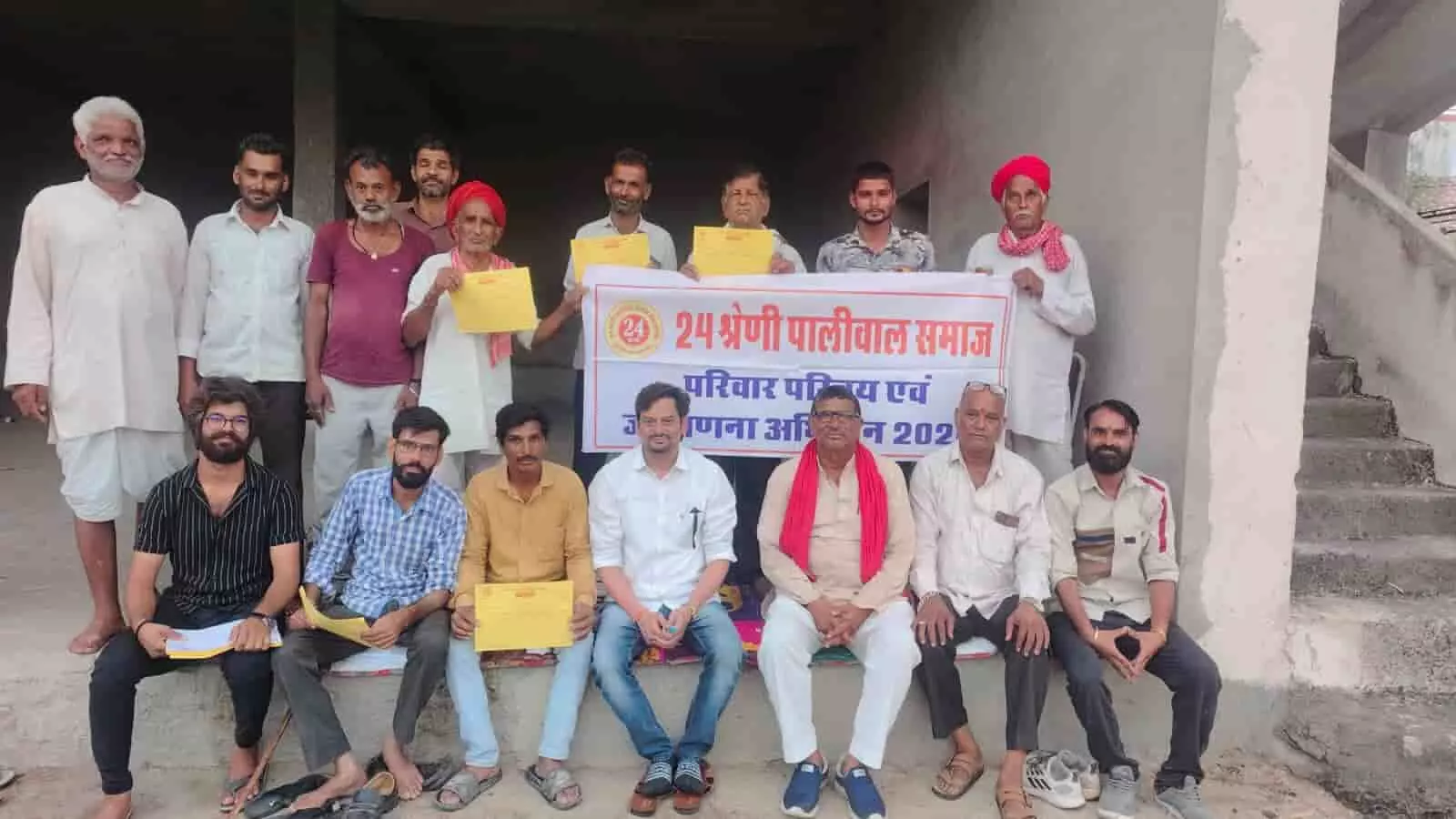 देवियों की मेरड़ा में बैठक के दौरान समाज के लोग अभियान का बैनर लिए खड़े हैं। देवियों की मेरड़ा में बैठक के दौरान समाज के लोग अभियान का बैनर लिए खड़े हैं।