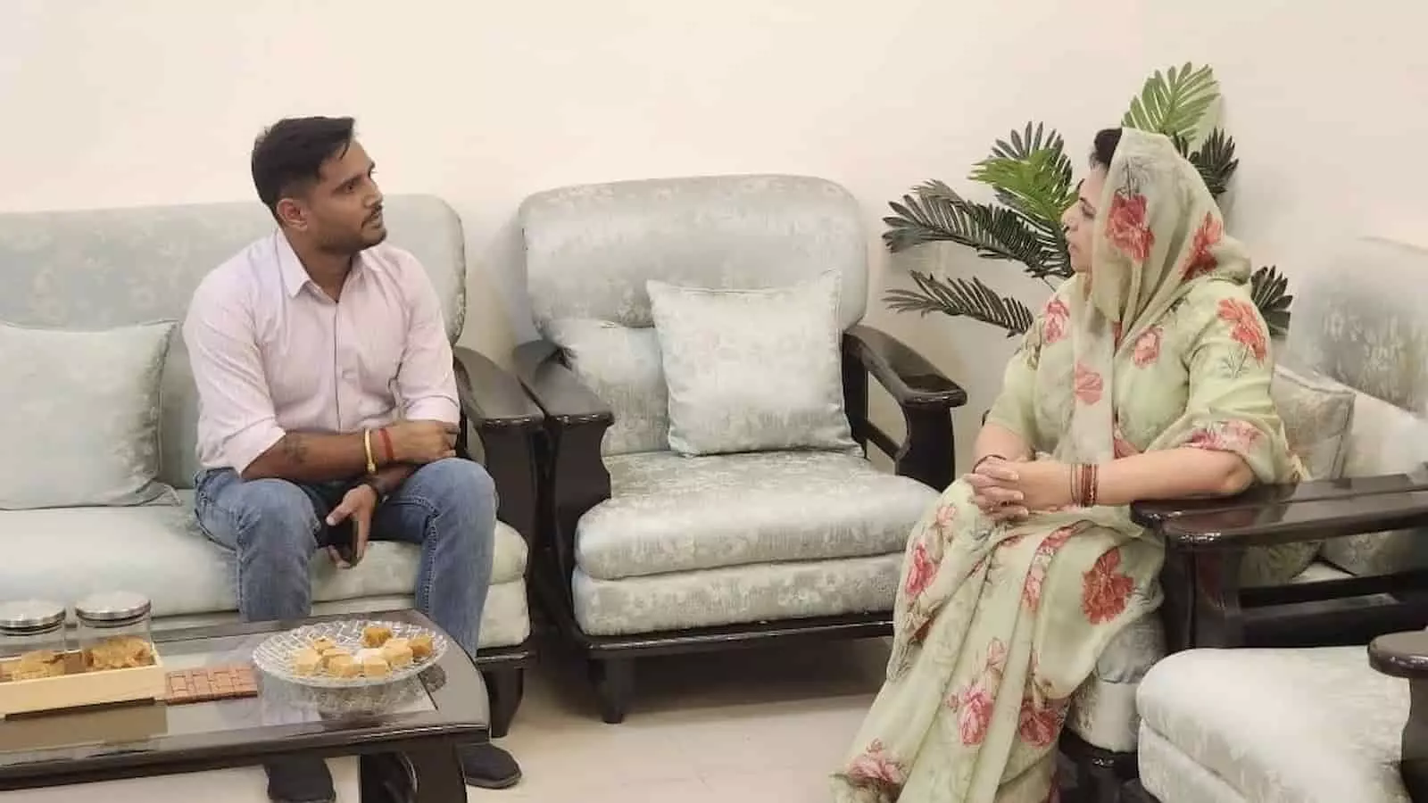 तस्वीर में सोफे पर बैठकर चर्चा करते हुए सरपंच अयन जोशी और सांसद महिमा कुमारी मेवाड़ तस्वीर में सोफे पर बैठकर चर्चा करते हुए सरपंच अयन जोशी और सांसद महिमा कुमारी मेवाड़