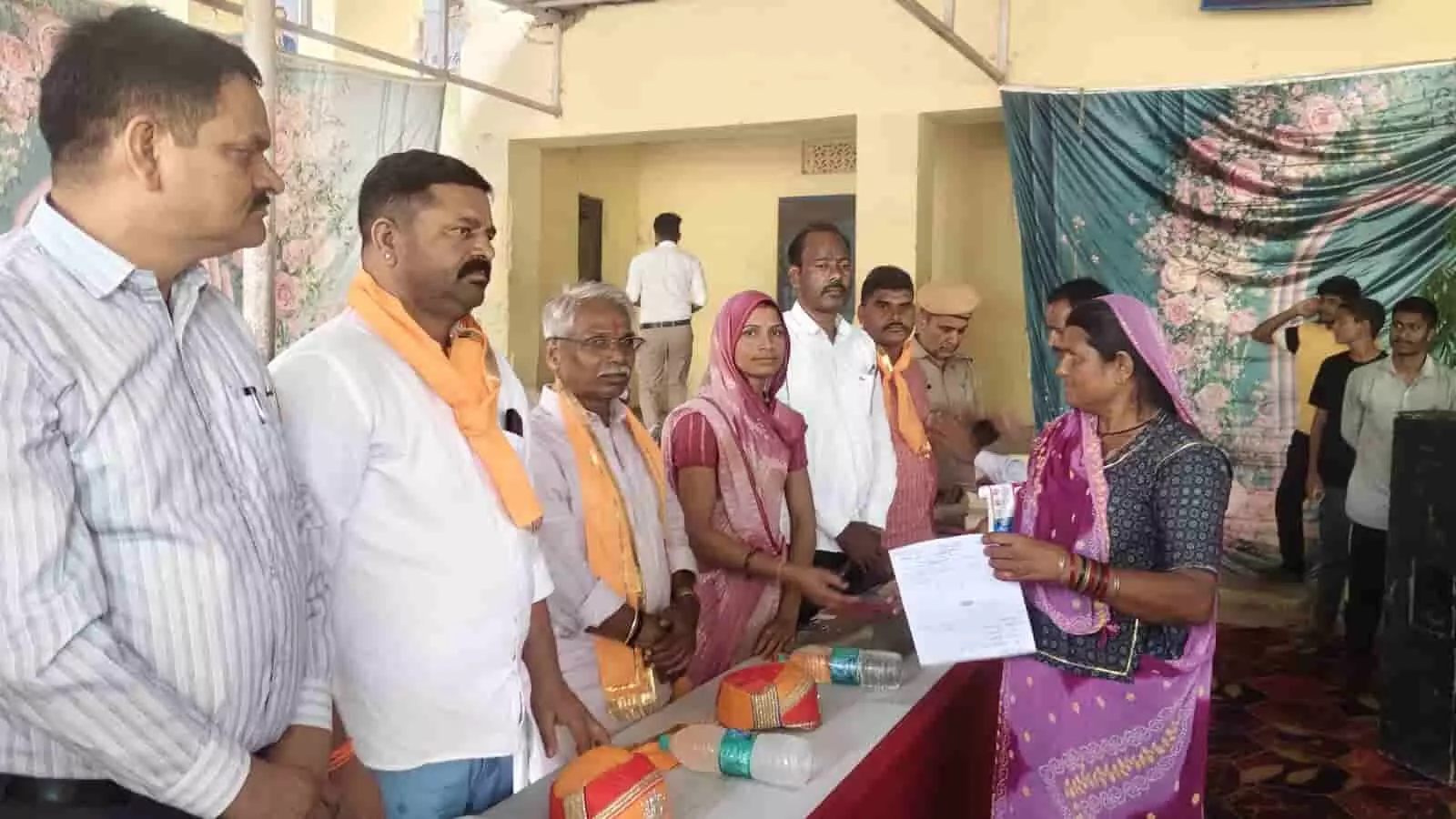 तस्वीर में ग्राम शिविर के दौरान जनप्रतिनिधि और अधिकारी ग्रामीण महिला से आवेदन पत्र लेते हुए। तस्वीर में ग्राम शिविर के दौरान जनप्रतिनिधि और अधिकारी ग्रामीण महिला से आवेदन पत्र लेते हुए।