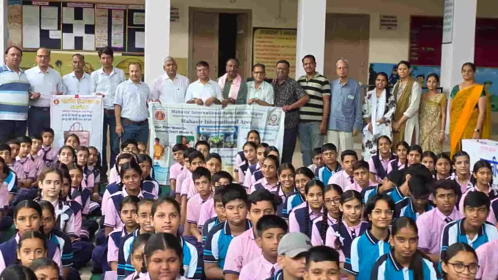 तस्वीर में महावीर इंटरनेशनल के पदाधिकारी और छात्र आमेट के स्कूल में पर्यावरण अभियान के दौरान दिख रहे हैं। तस्वीर में महावीर इंटरनेशनल के पदाधिकारी और छात्र आमेट के स्कूल में पर्यावरण अभियान के दौरान दिख रहे हैं।