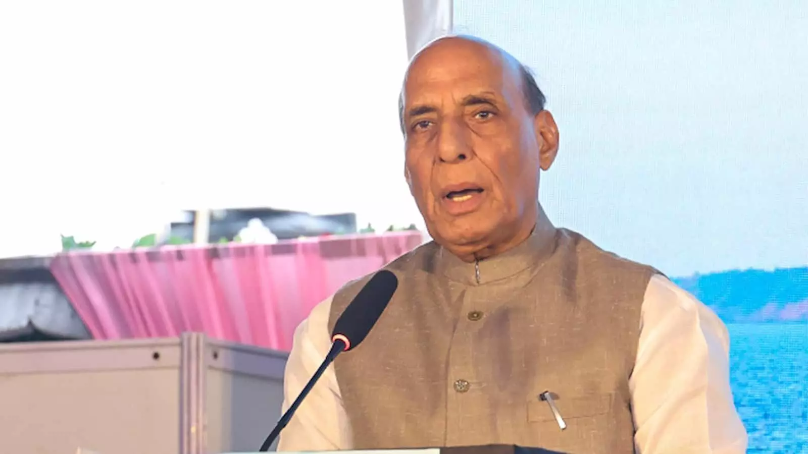 बर्लिन में कार्यक्रम के दौरान मंच से संबोधित करते हुए रक्षा मंत्री राजनाथ सिंह। बर्लिन में कार्यक्रम के दौरान मंच से संबोधित करते हुए रक्षा मंत्री राजनाथ सिंह।