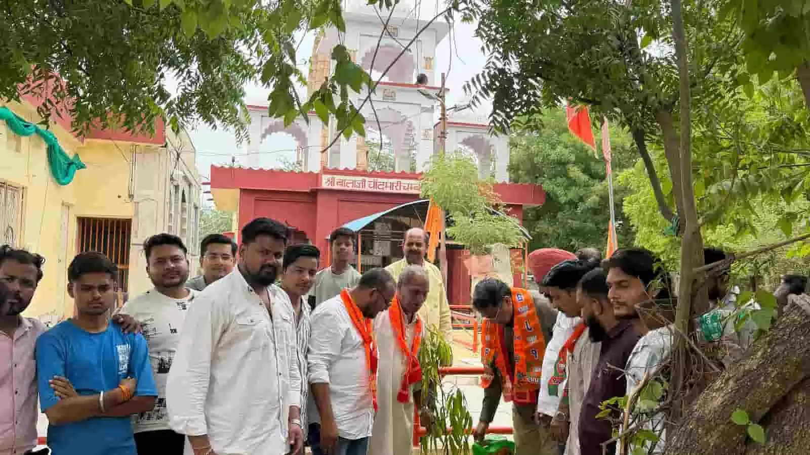 चांदमारी बालाजी मंदिर परिसर में भाजपा कार्यकर्ताओं द्वारा पौधारोपण करते हुए सामूहिक तस्वीर।