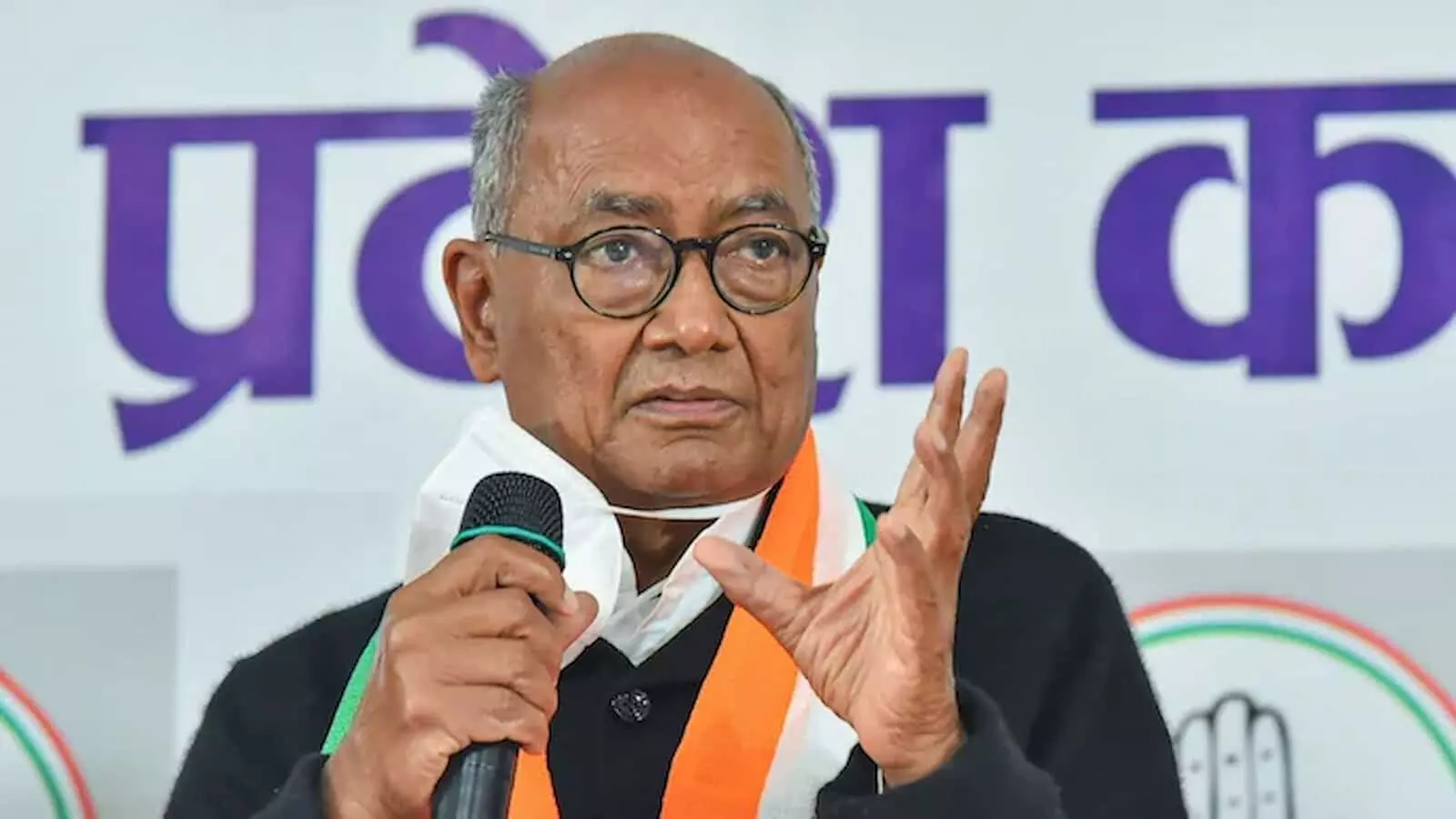तस्वीर में वरिष्ठ कांग्रेस नेता दिग्विजय सिंह एक प्रेस कॉन्फ्रेंस में बोलते हुए दिख रहे हैं। तस्वीर में वरिष्ठ कांग्रेस नेता दिग्विजय सिंह एक प्रेस कॉन्फ्रेंस में बोलते हुए दिख रहे हैं।