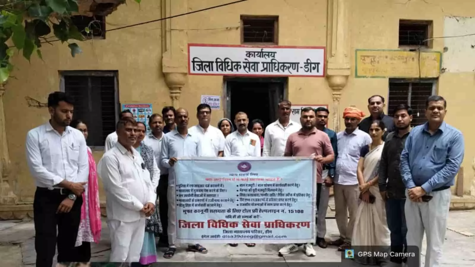 कार्यालय के बाहर बैनर लेकर खड़े अधिकारी और वॉलिंटियर डीग में विधिक जागरूकता बैठक में। कार्यालय के बाहर बैनर लेकर खड़े अधिकारी और वॉलिंटियर डीग में विधिक जागरूकता बैठक में।