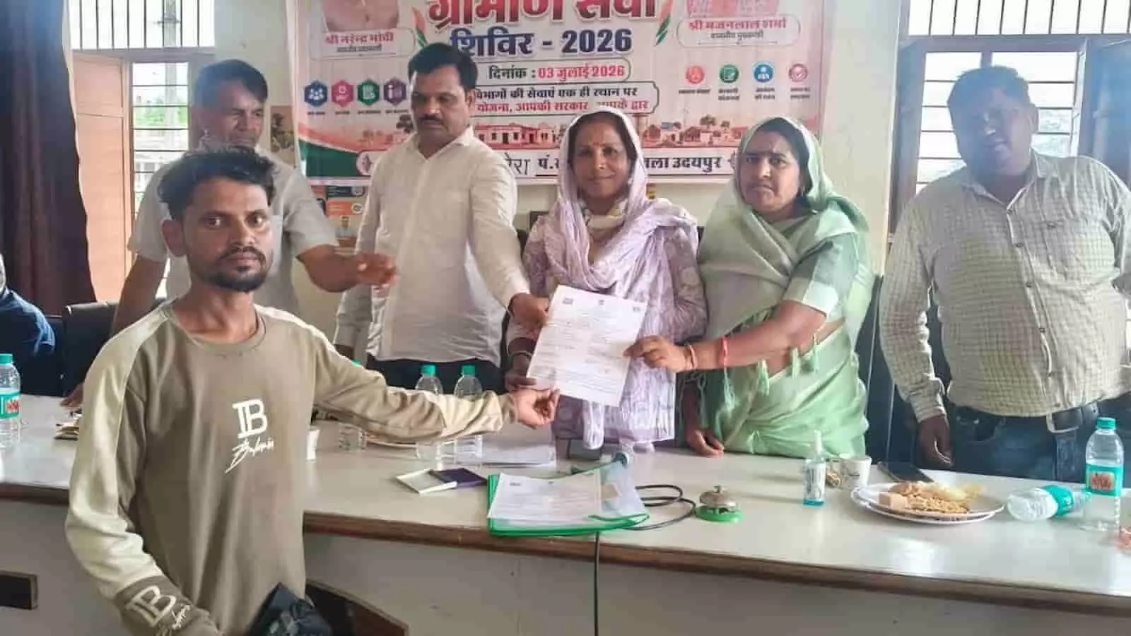 सरेरा में आयोजित ग्रामीण सेवा शिविर के दौरान एक ग्रामीण को दस्तावेज प्रदान करते अधिकारी। सरेरा में आयोजित ग्रामीण सेवा शिविर के दौरान एक ग्रामीण को दस्तावेज प्रदान करते अधिकारी।