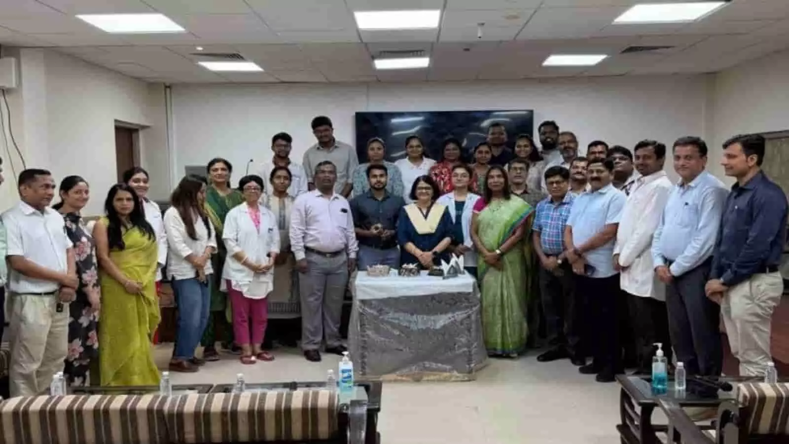 अस्पताल में आयोजित कार्यक्रम में उपस्थित चिकित्सक और कर्मचारी समूह में खड़े दिख रहे हैं। अस्पताल में आयोजित कार्यक्रम में उपस्थित चिकित्सक और कर्मचारी समूह में खड़े दिख रहे हैं।
