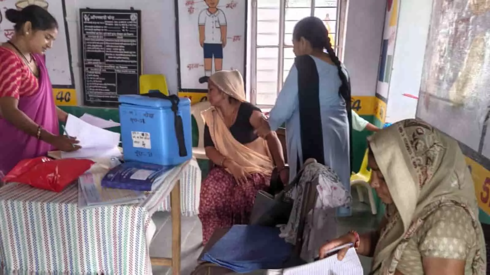 स्वास्थ्य केंद्र में स्वास्थ्य कर्मी द्वारा महिला को टीका लगाए जाने का दृश्य। स्वास्थ्य केंद्र में स्वास्थ्य कर्मी द्वारा महिला को टीका लगाए जाने का दृश्य।