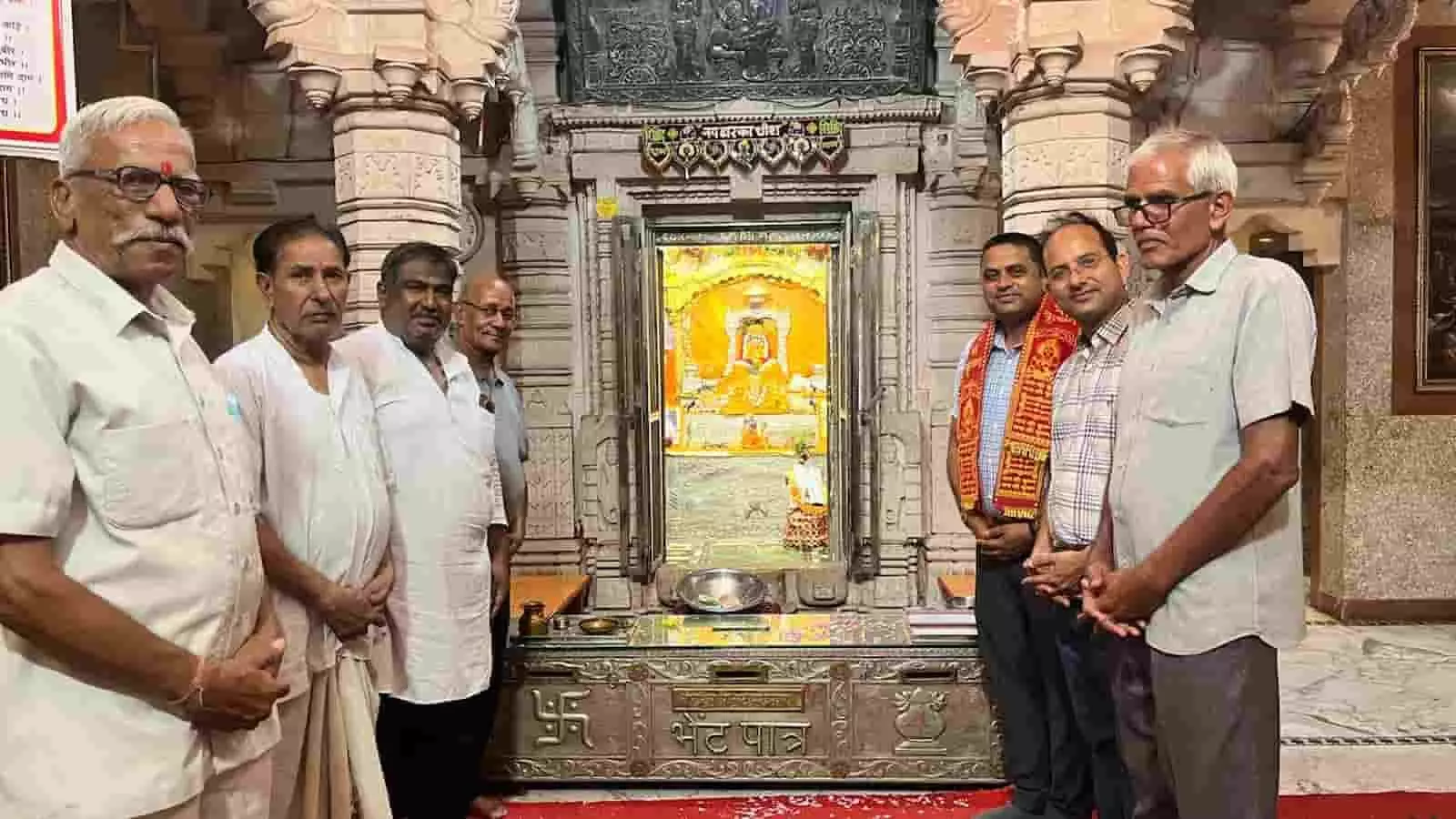 द्वारिकाधीश मंदिर फतहनगर में देवस्थान विभाग के उपायुक्त और ट्रस्टी मंदिर परिसर में खड़े हैं। द्वारिकाधीश मंदिर फतहनगर में देवस्थान विभाग के उपायुक्त और ट्रस्टी मंदिर परिसर में खड़े हैं।