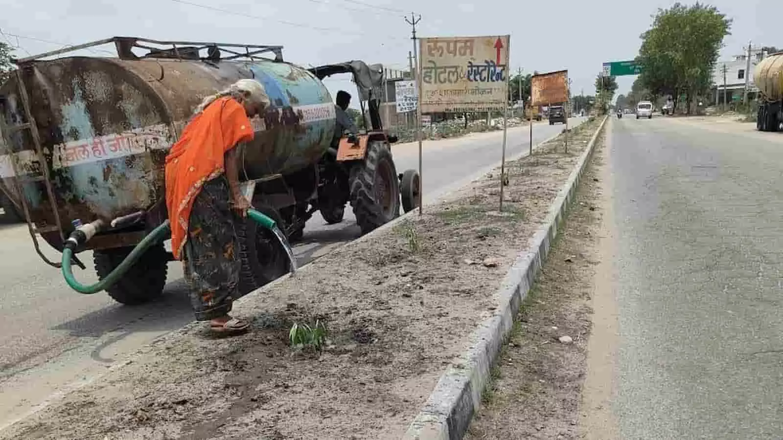 फतेहनगर में शहरी सेवा शिविर: मुख्य मार्ग पर शुरू हुआ पौधारोपण अभियान