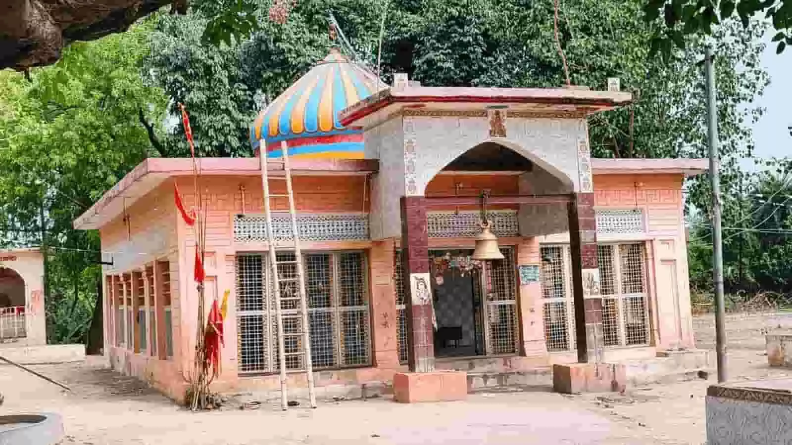 कुम्हरार गांव में स्थित वह मंदिर जहां दानपेटी से नकदी चोरी हुई है। कुम्हरार गांव में स्थित वह मंदिर जहां दानपेटी से नकदी चोरी हुई है।