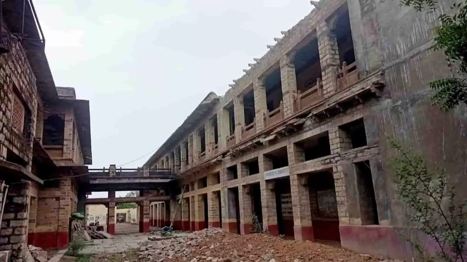 तस्वीर में बारां का ऐतिहासिक पुरानी स्थापत्य कला वाला जर्जर कांच घर स्कूल भवन दिख रहा है।