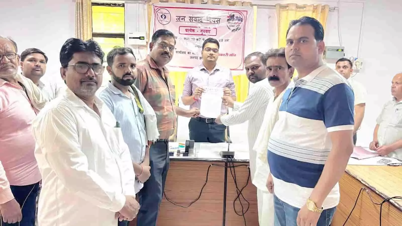 पार मंडल के सदस्य मोंठ उपजिलाधिकारी को सड़क मरम्मत की मांग का ज्ञापन सौंप रहे हैं।